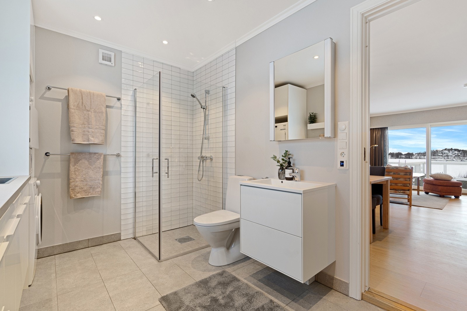 Nyere vaskerom med dusj og toalett Galleribilde