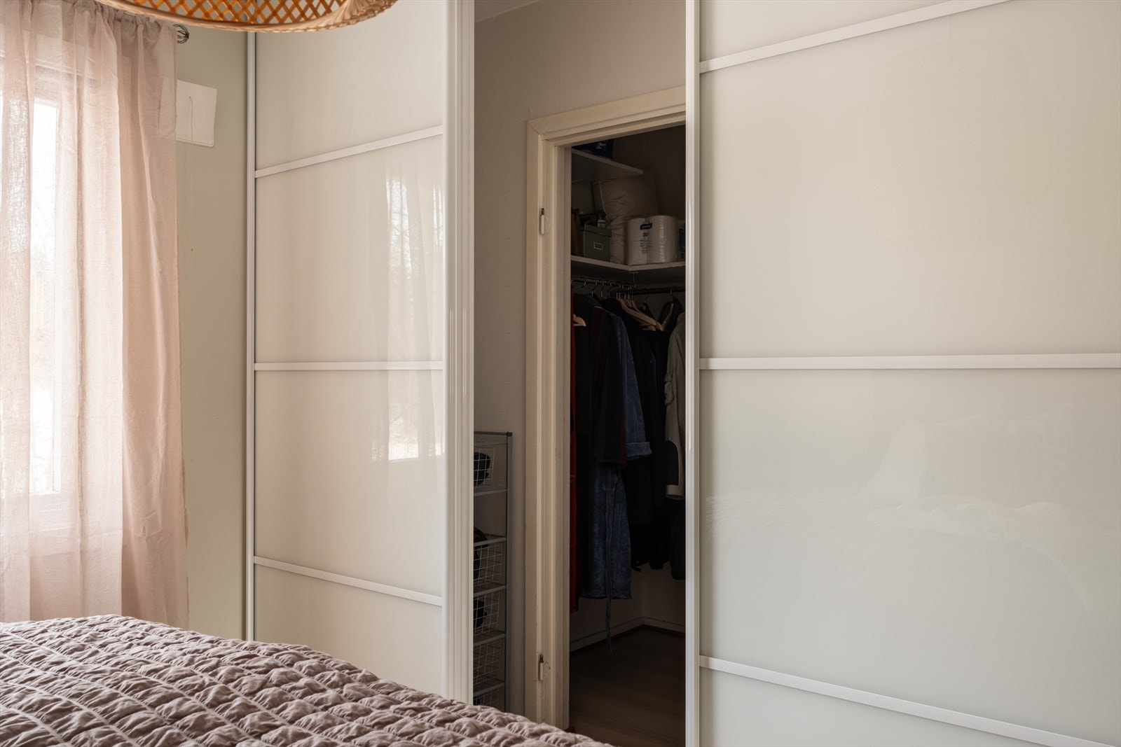 Godt med oppbevaringsplass bak skyvedørsgarderoben. Galleribilde