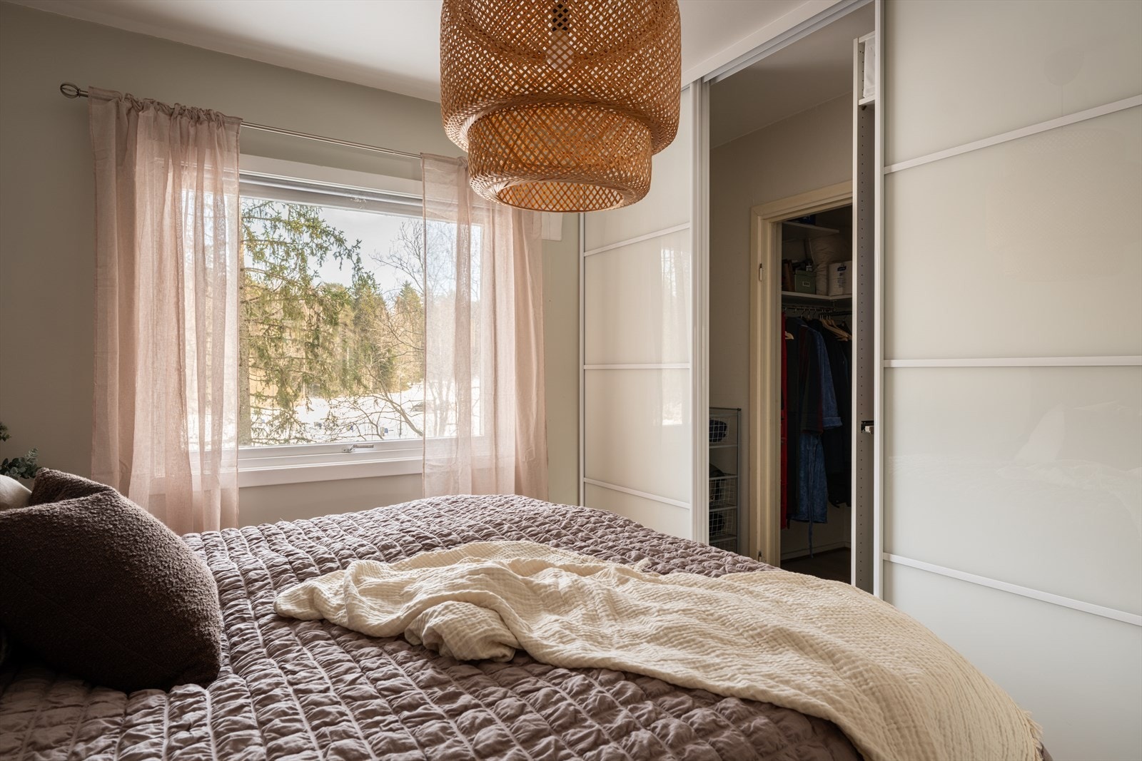 I tilknytning til hovedsoverommet ligger en praktisk garderobe. Galleribilde