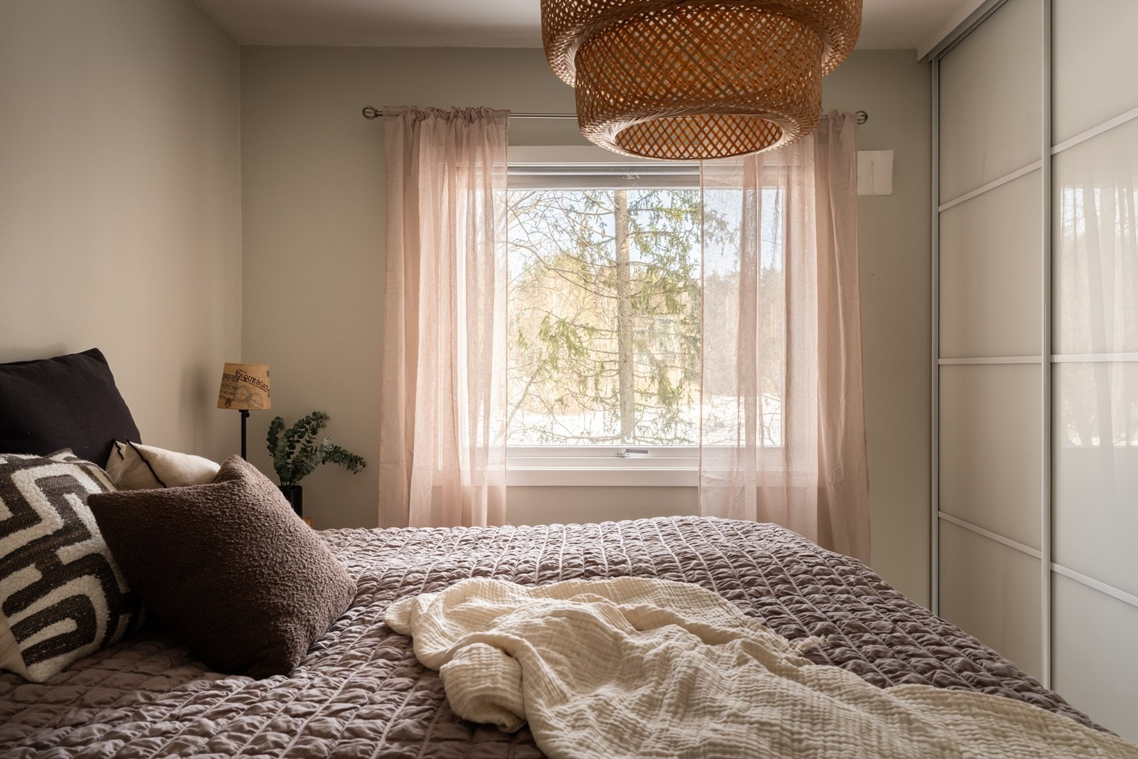 Rommet er vendt mot naturskjønne omgivelser. Galleribilde