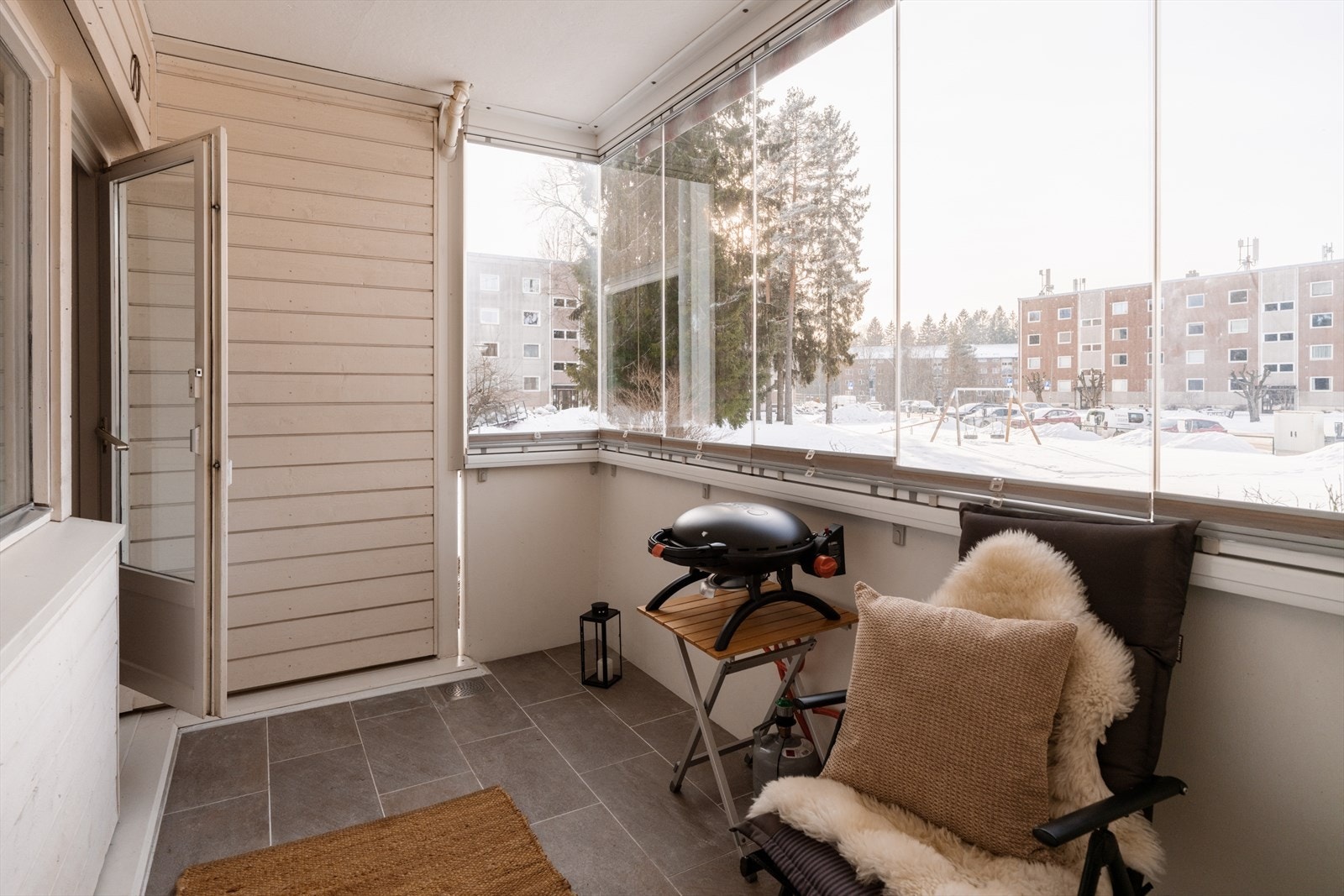 Skyvbare vinduer gjør at uteplassen kan nytes store deler av året. Galleribilde