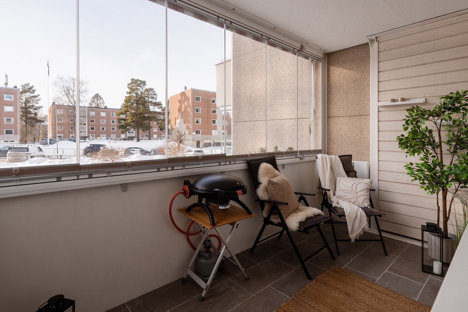 Balkongen er vestvendt og har flislagt gulv, stikkontakt og varmelampe. Galleribilde