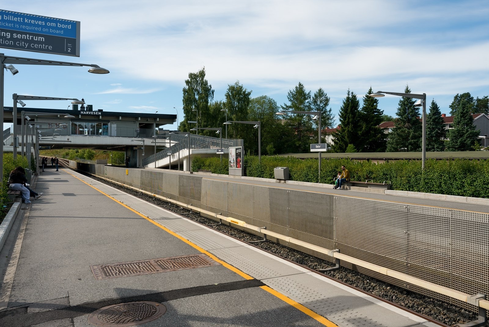 Fra Bøler T-banestasjon tar linje 3 deg effektivt til sentrum. Flybussen OSL-Ekspressen stopper også ved Bøler T, noe som gjør reise til og fra flyplassen enkelt. Galleribilde