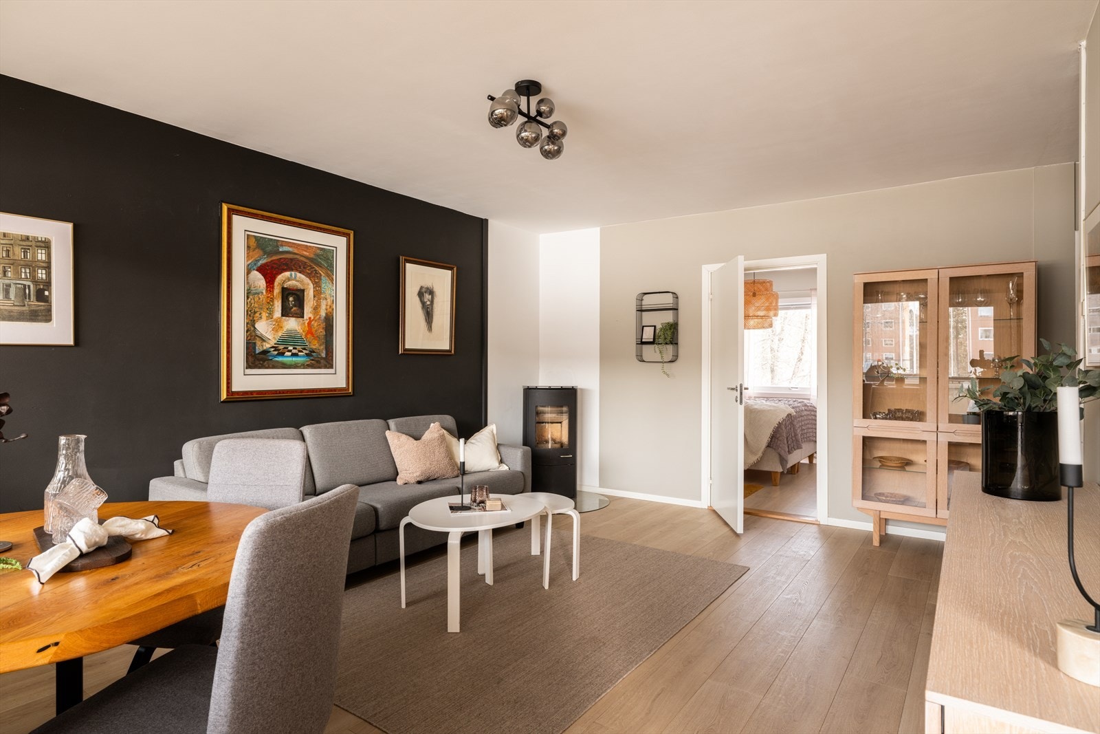 Fra stuen er det en naturlig flyt videre til soverommene og kjøkkenet. Galleribilde