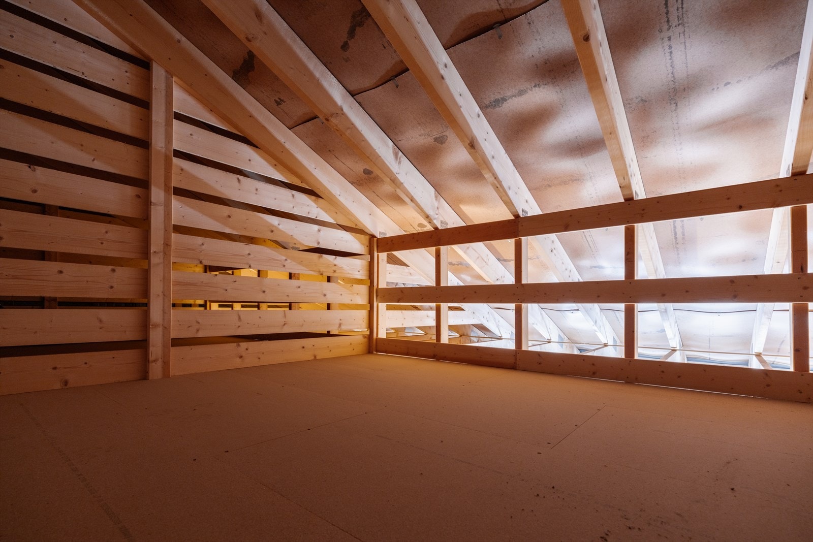 Garasjen har et stort loft som gir rikelig med lagringsplass. Galleribilde