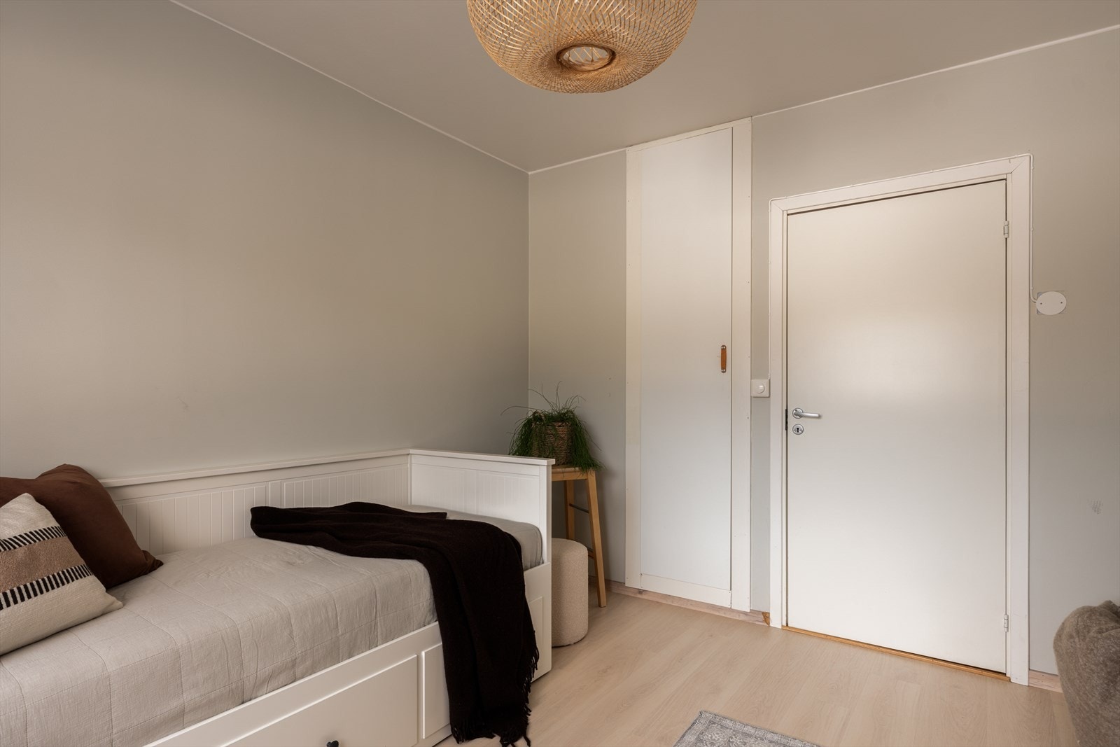 Rommet har plass til seng og oppbevaringsmøbler. Galleribilde