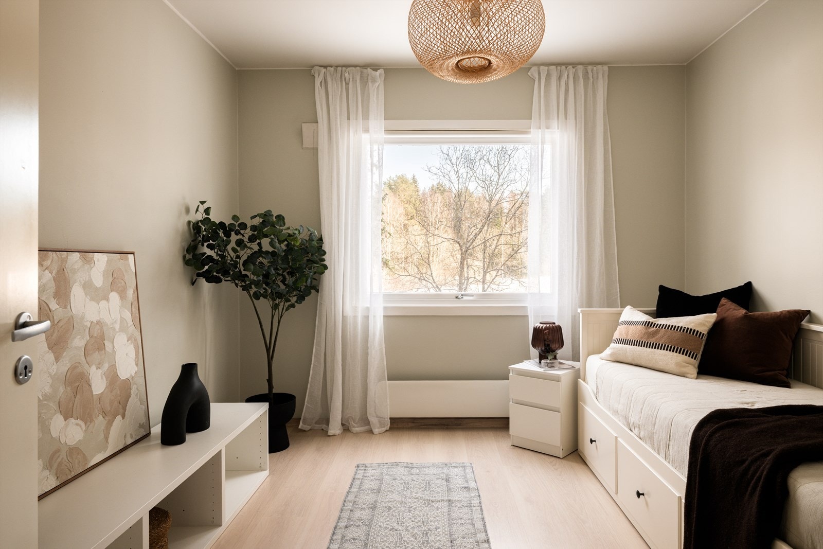 Leilighetens andre soverom passer utmerket som barnerom, gjesterom eller kontor. Galleribilde