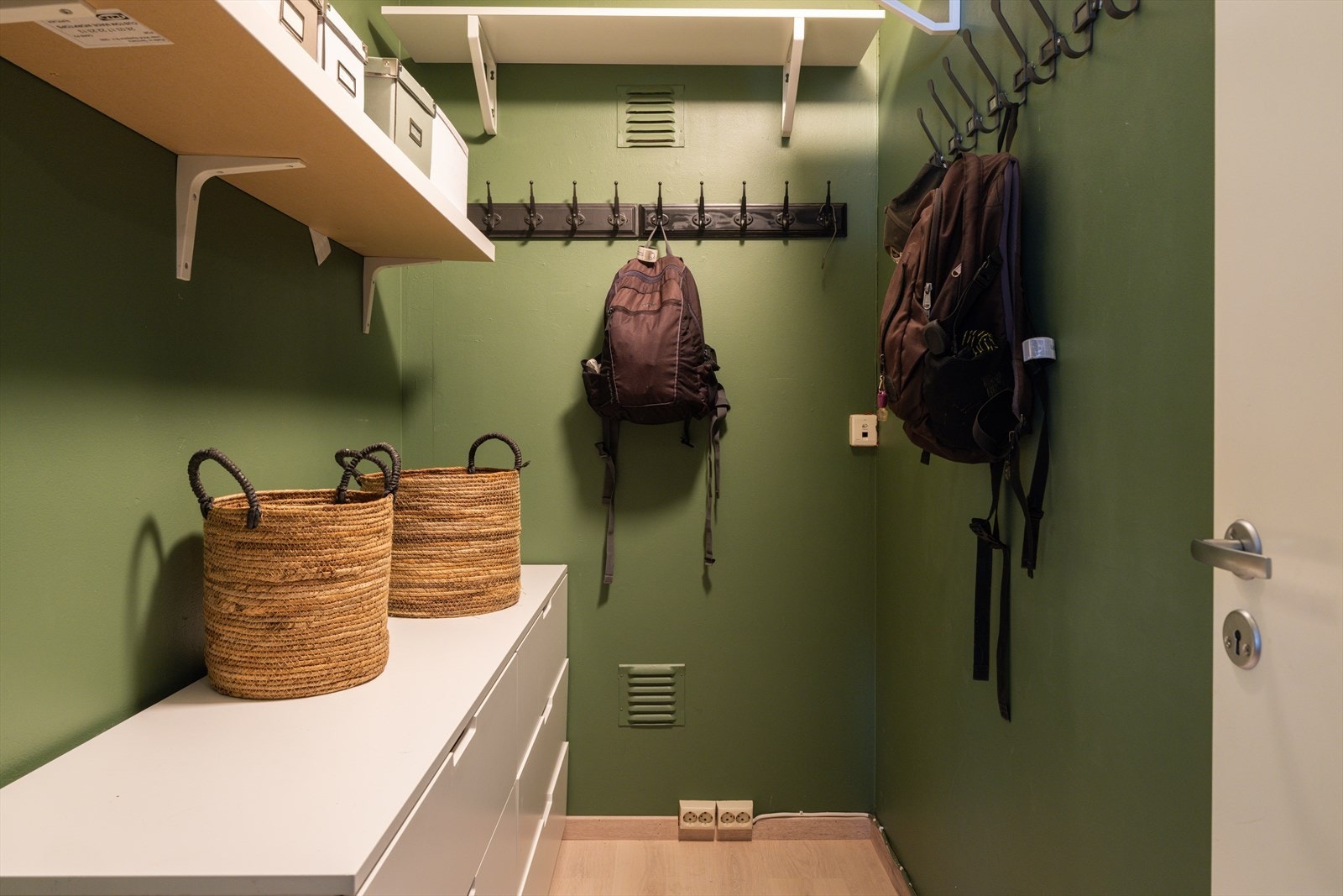 En innvendig bod gir ekstra, praktisk lagringsplass. Galleribilde