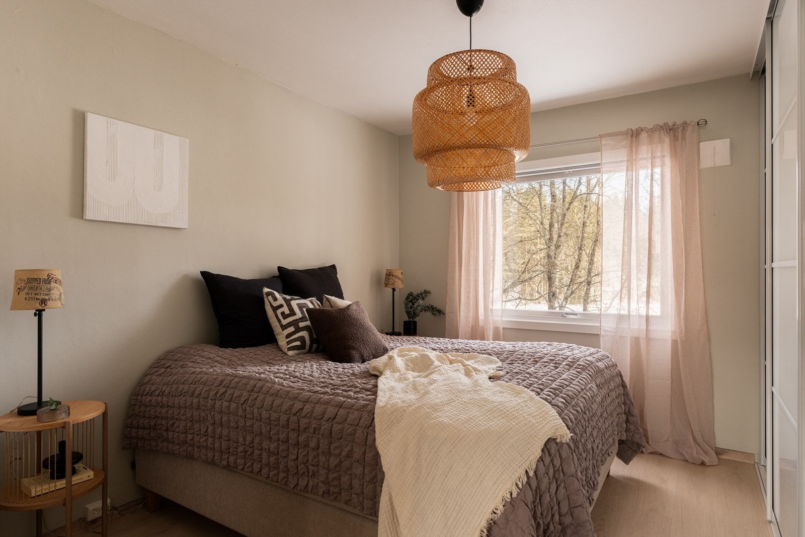 Hovedsoverommet er romslig og har god plass til dobbeltseng. Galleribilde