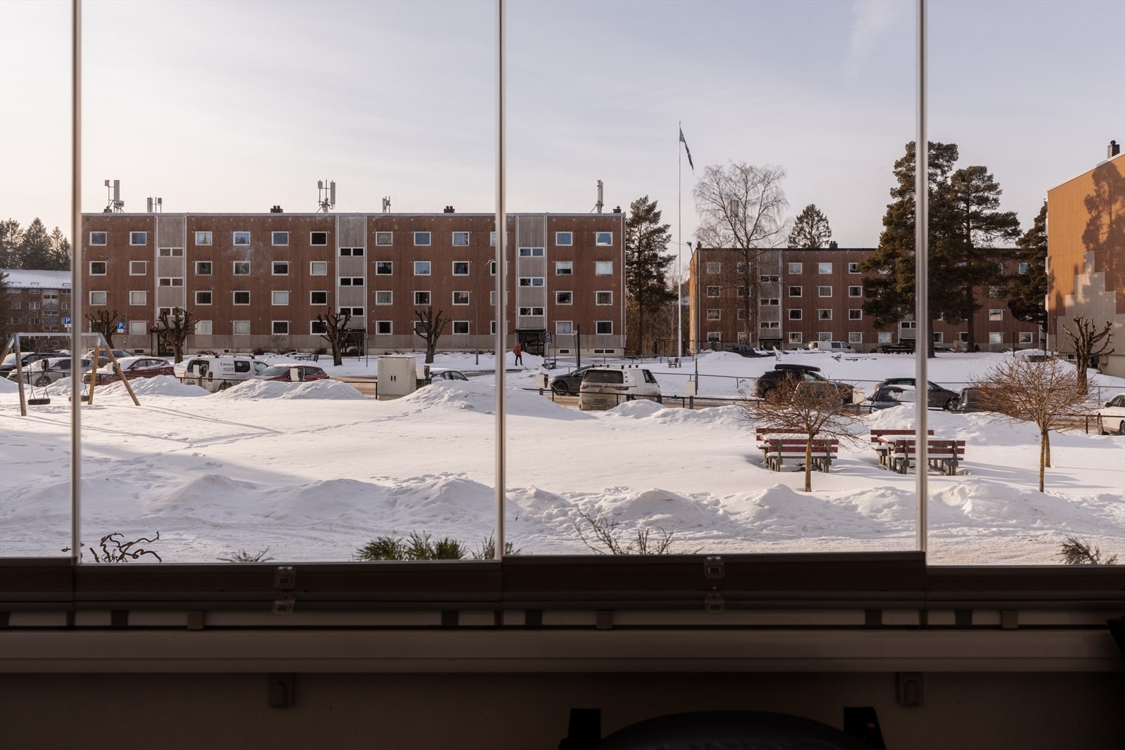 Fra balkongen har du utsyn over borettslagets fellesarealer. Galleribilde