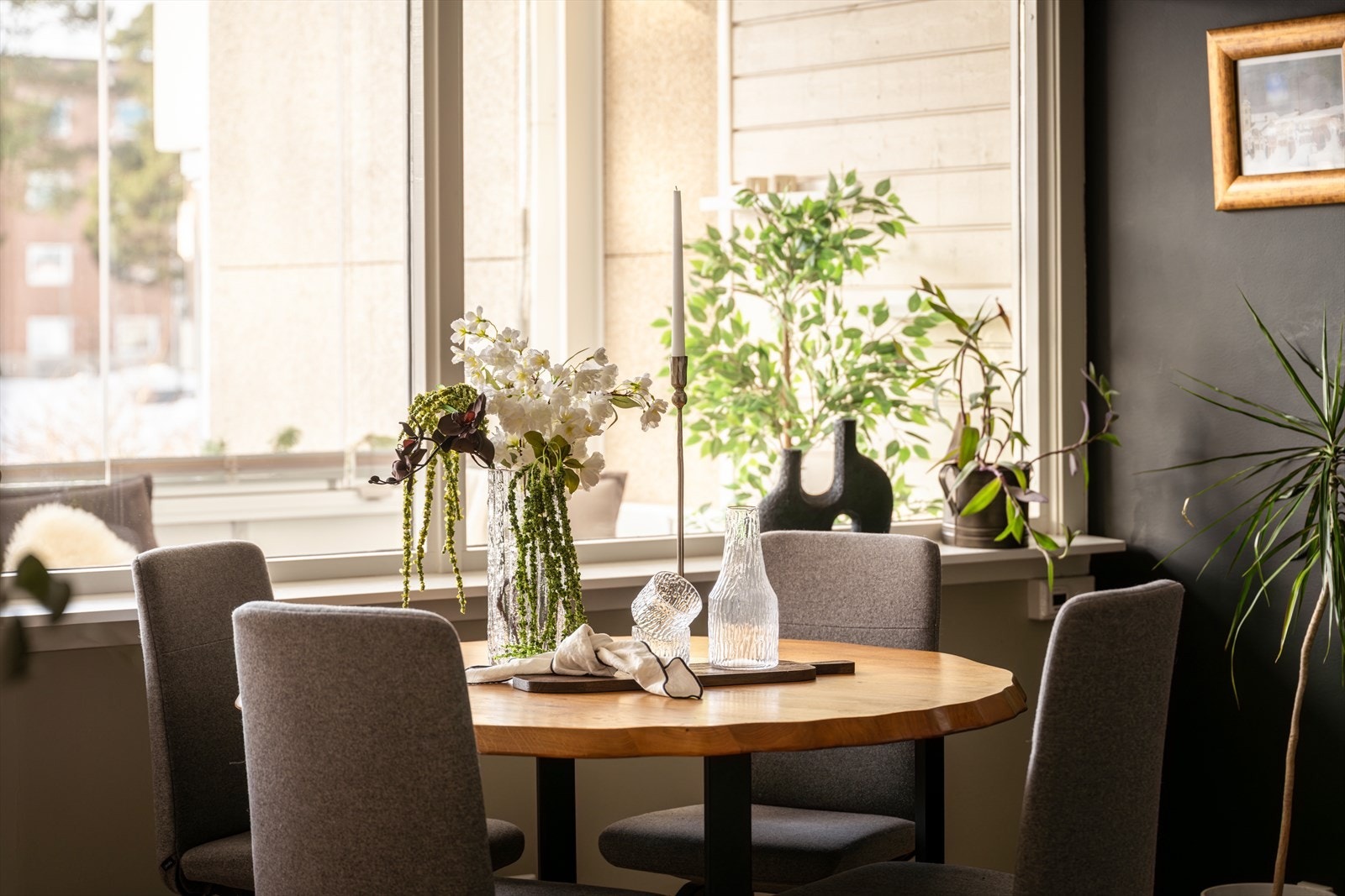 De store vindusflatene slipper inn rikelig med dagslys. Galleribilde