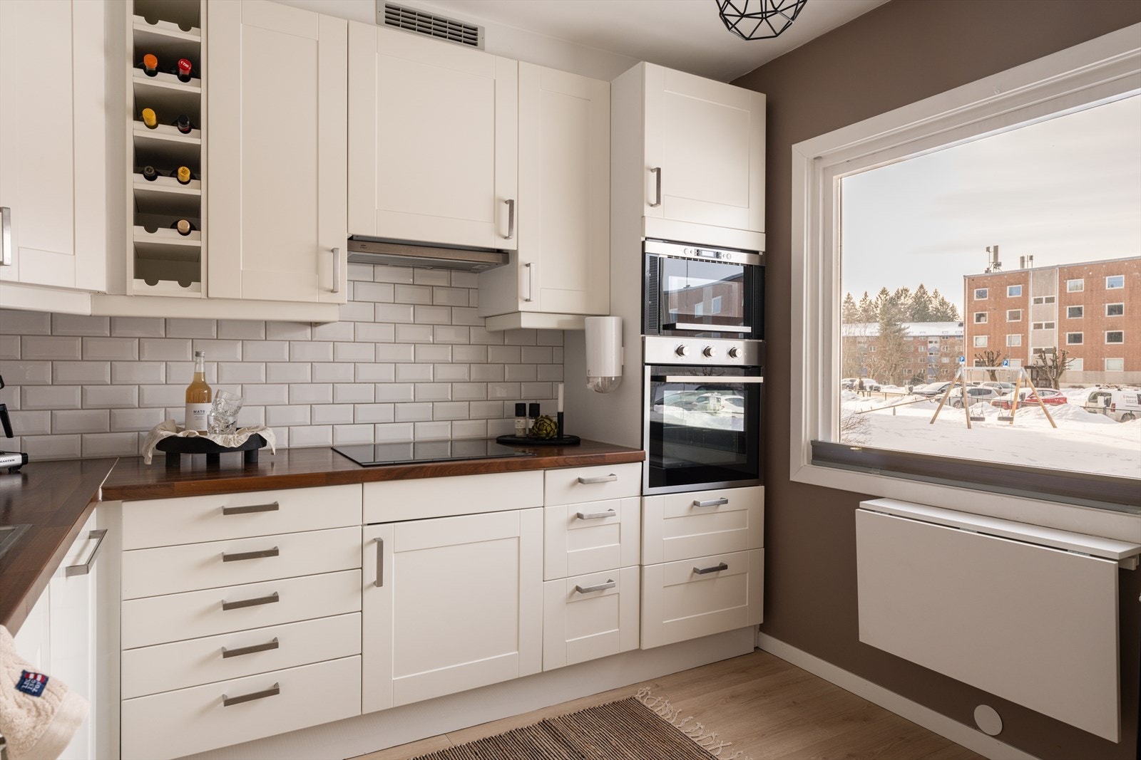 Kjøkkenet er velutstyrt med integrert stekeovn, mikro og induksjonstopp. Galleribilde