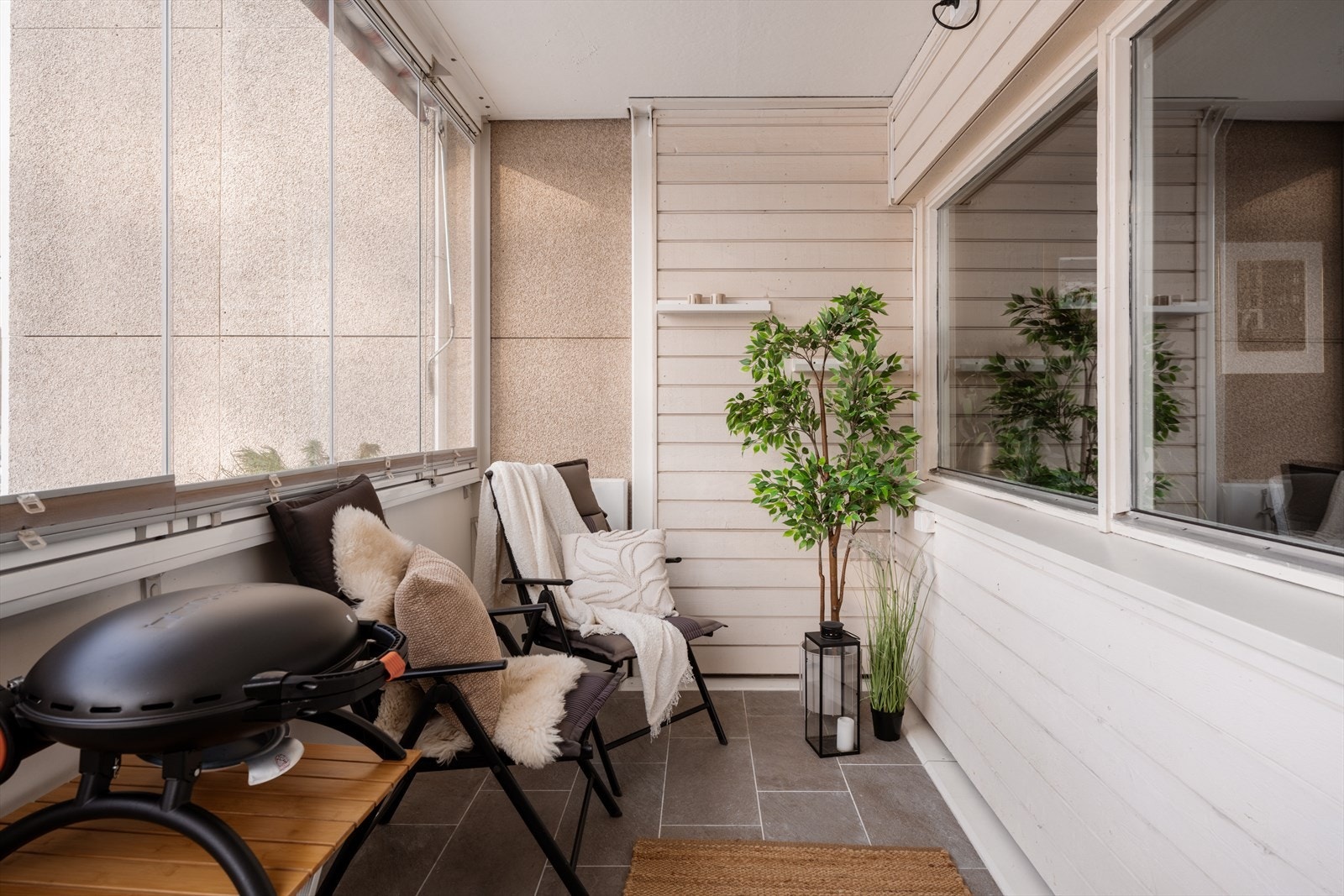 Den innglassede balkongen på 8 m² fungerer som en forlengelse av stuen. Galleribilde