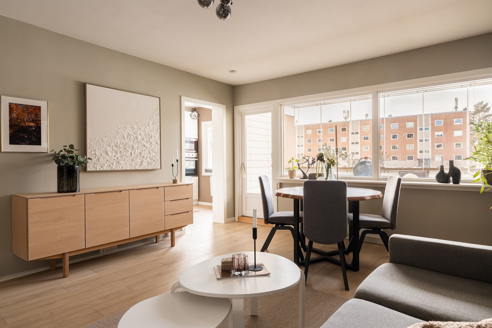 Stuen har god plass til både sofagruppe og spisebord. Galleribilde