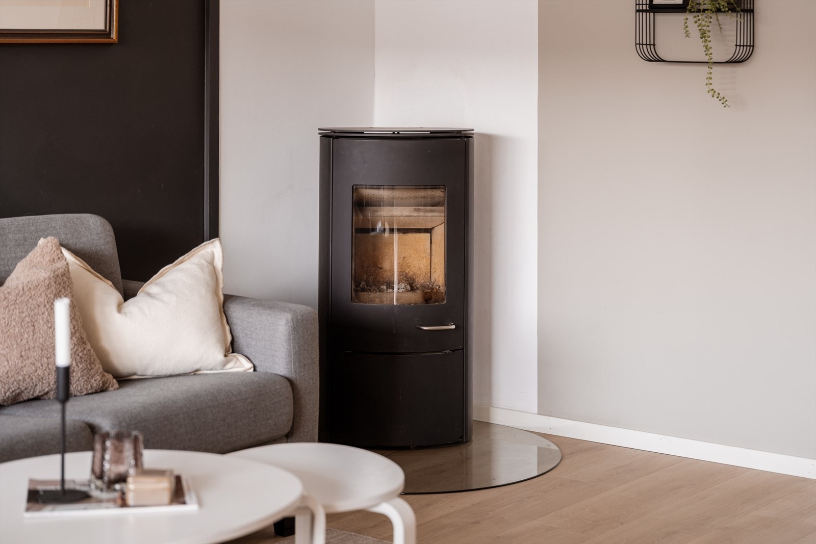 Vedovnen gir lun oppvarming på vinterdagene. Piperøret ble fornyet innvendig i 2024. Galleribilde