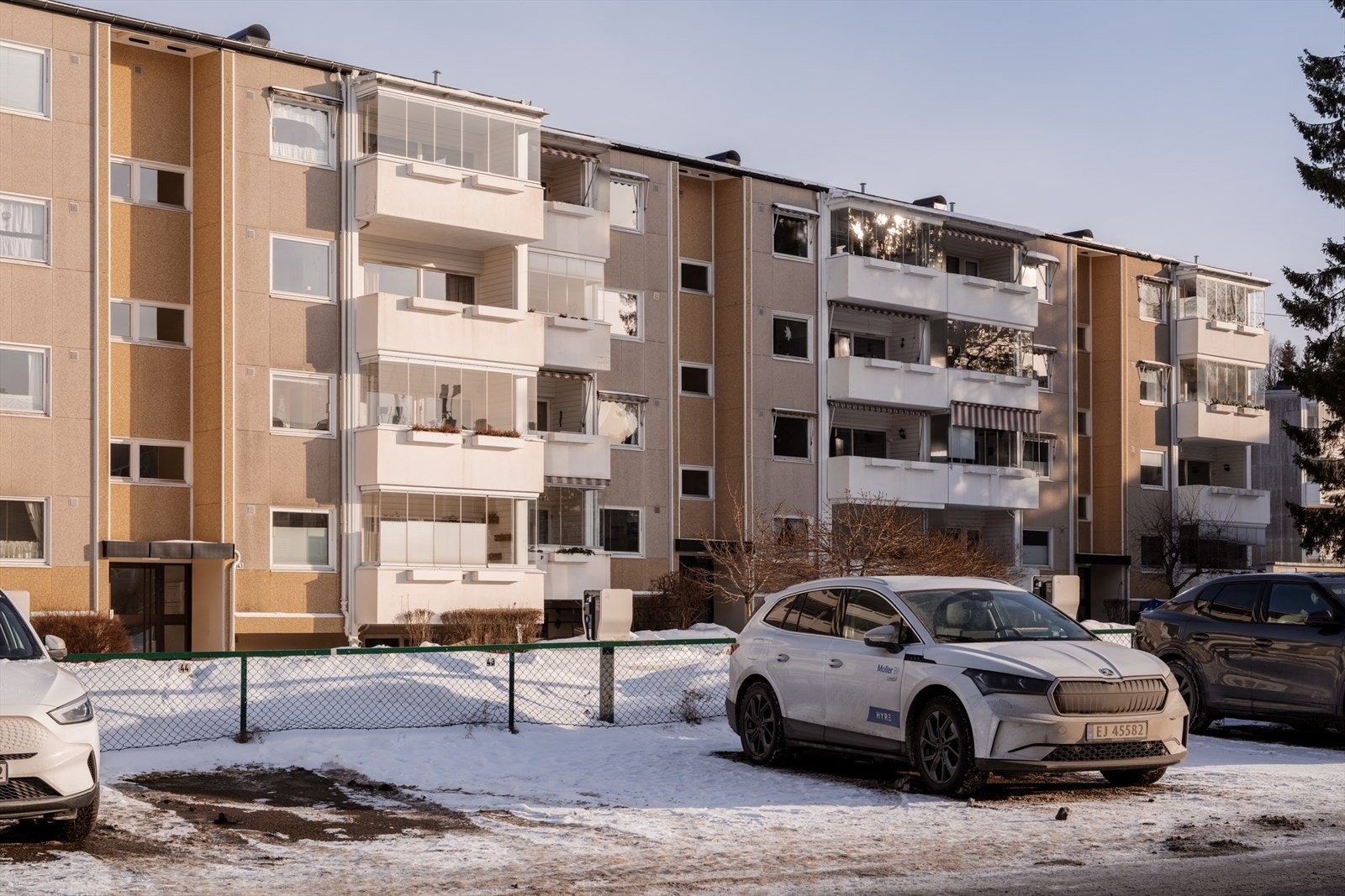 Her bor du trygt og veletablert der by møter land, med Østmarka som nærmeste nabo. Dette gir flotte turmuligheter rett utenfor døren, samtidig som det er kort vei til Bøler Senter, skoler og barnehager. Galleribilde