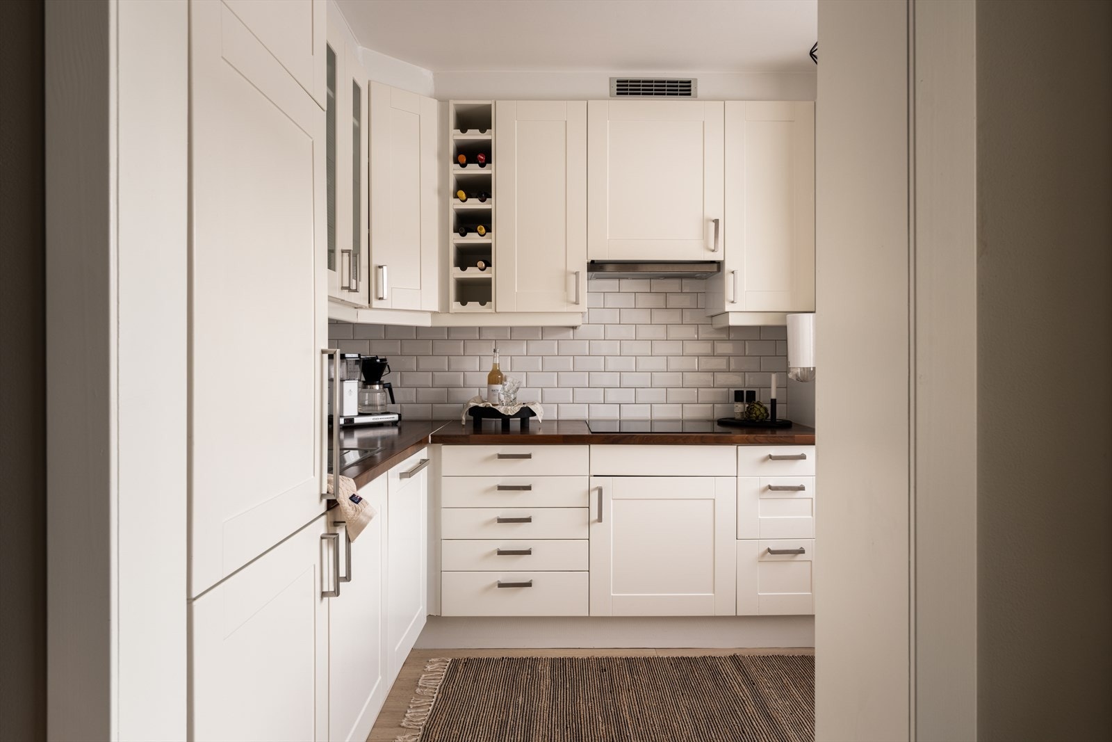 Innredningen byr på rikelig med skap- og benkeplass, samt en praktisk vinhylle. Galleribilde