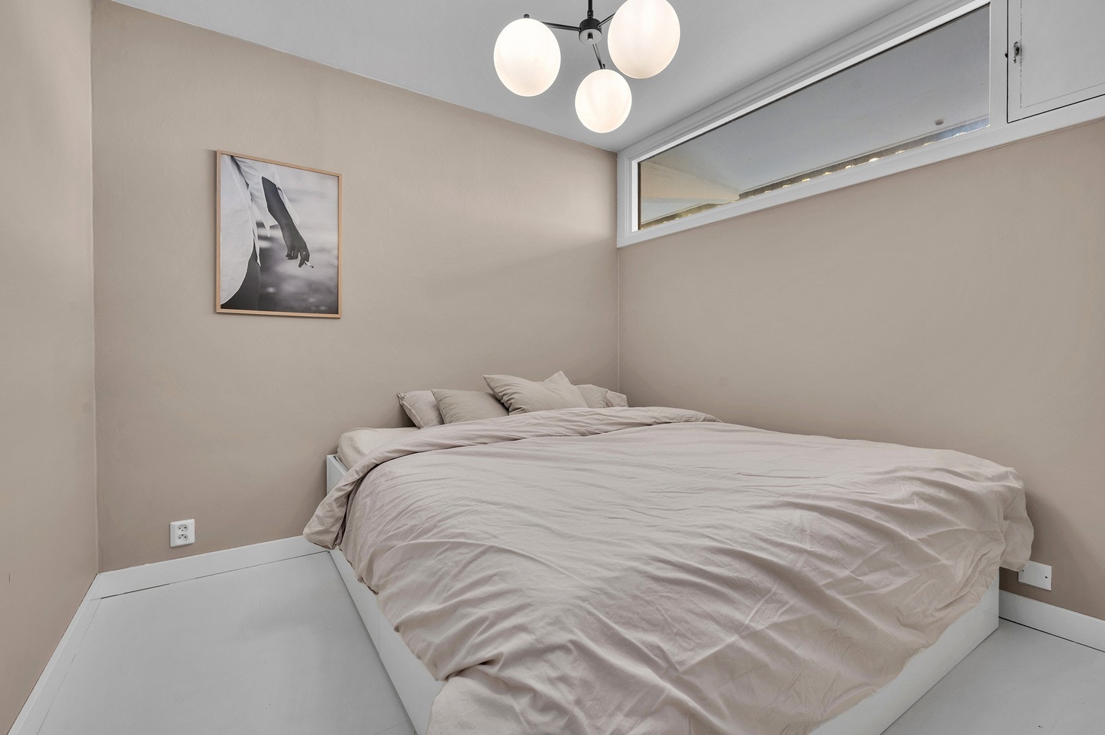 Romslig soverom med plass til dobbeltseng og nattbord. Vinduet gir godt med dagslys og en luftig atmosfære. Galleribilde