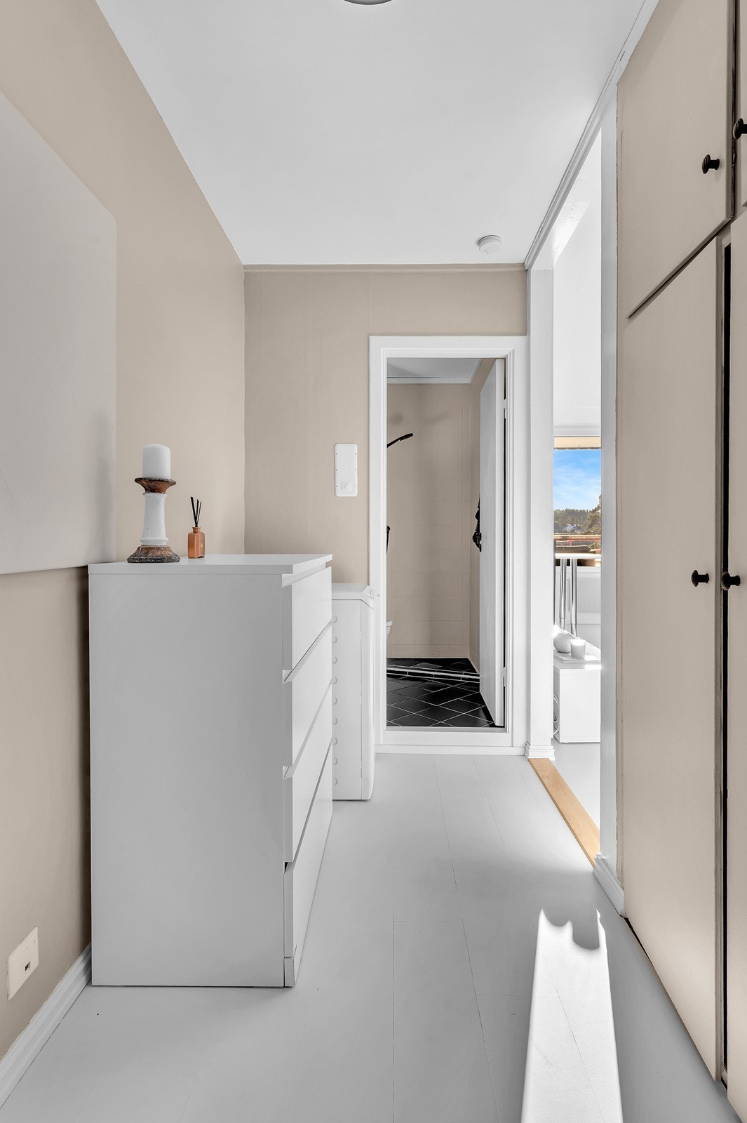 Entré med god plass til å ta av seg yttertøyet. Vaskemaskin følger med. Galleribilde