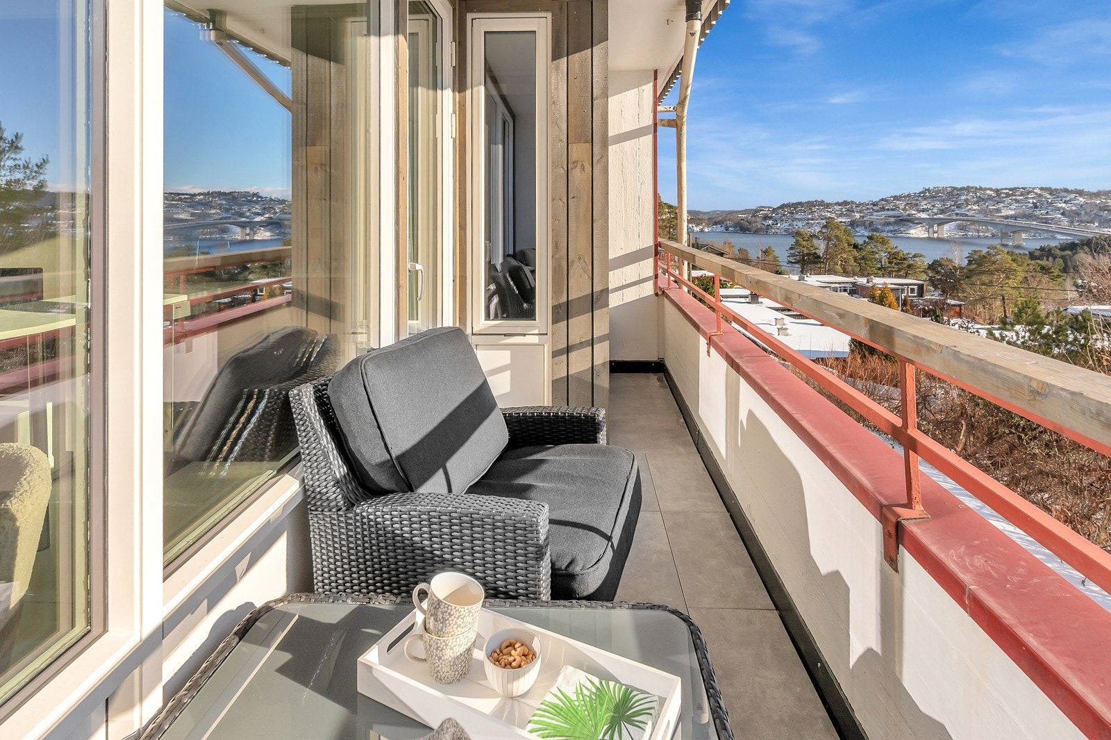 Veranda med herlig utsikt mot Topdalsfjorden. Galleribilde