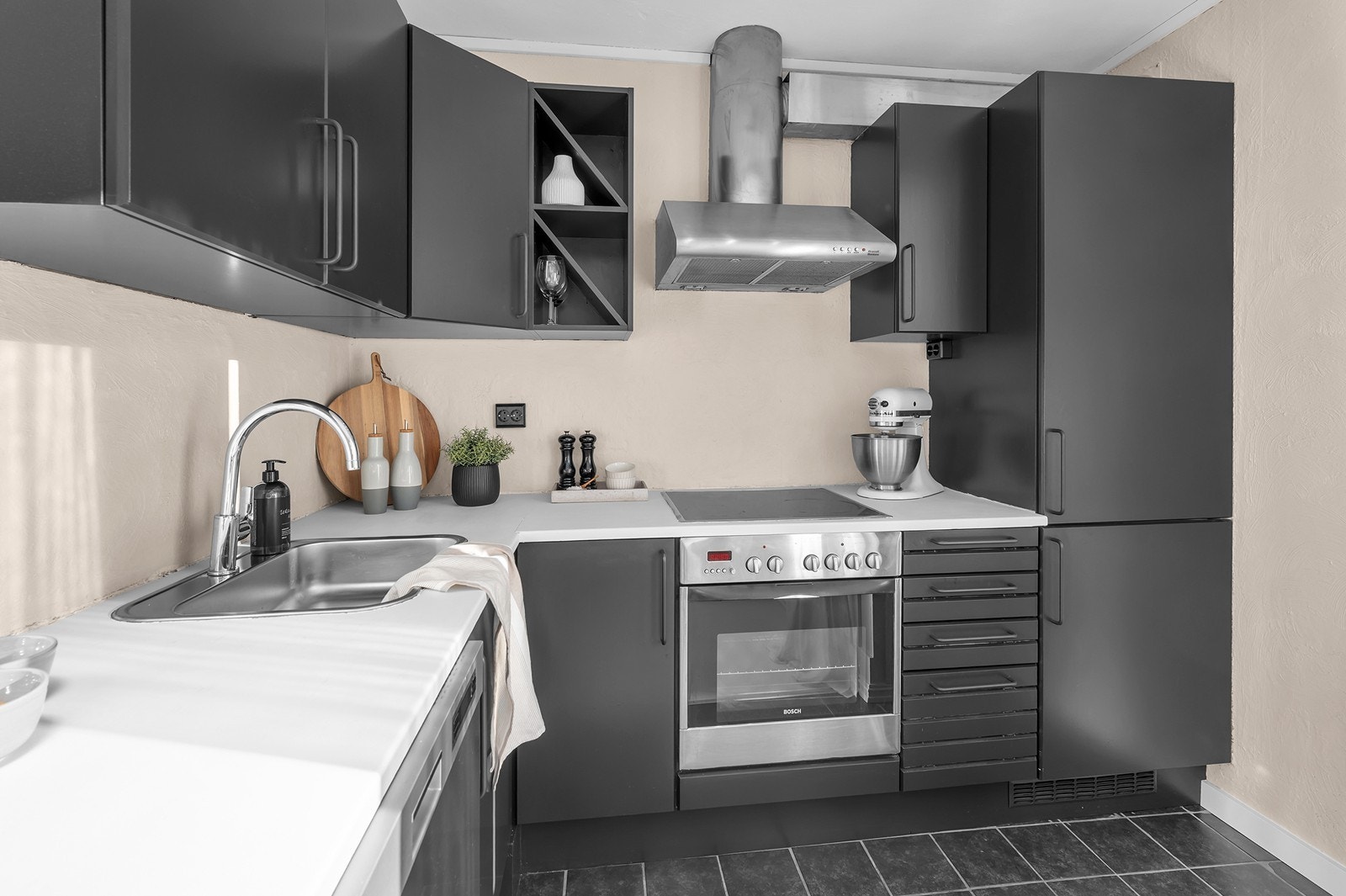 Praktisk og oversiktlig kjøkken med skapplass og benkeplass. Galleribilde