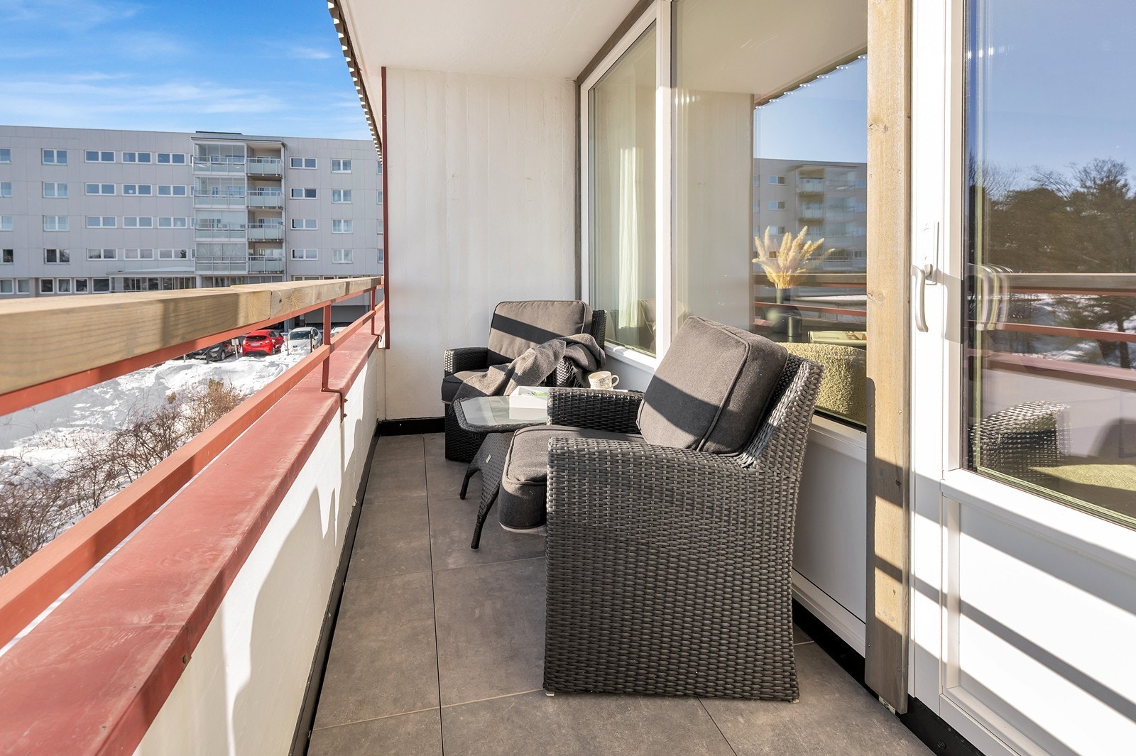 Vinduer i tre med 3-lags glass fra 2025 i stue og kjøkken. Balkongdør fra 2025. Galleribilde