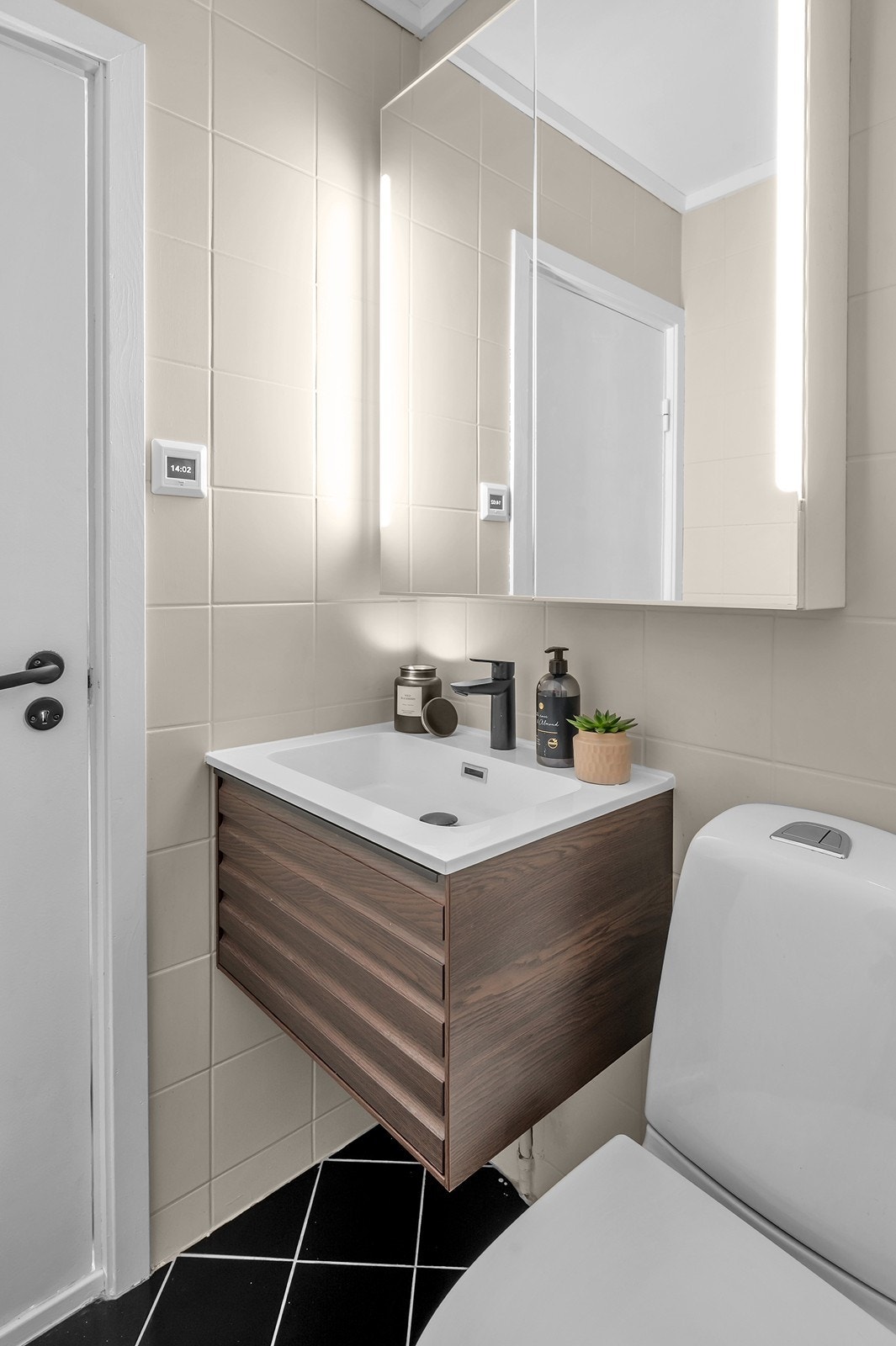 Oppusset bad har gulv/vegger med fliser. Varmekabler gulv. Galleribilde