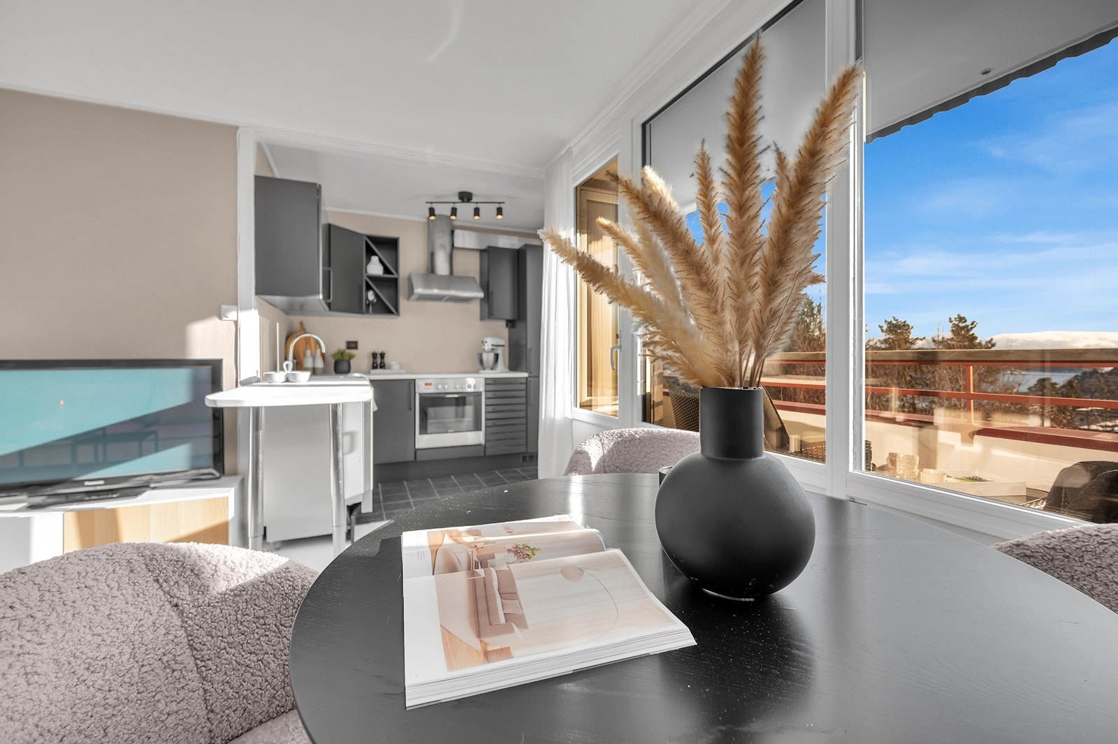 Store vindusflater og fint utsyn. Galleribilde