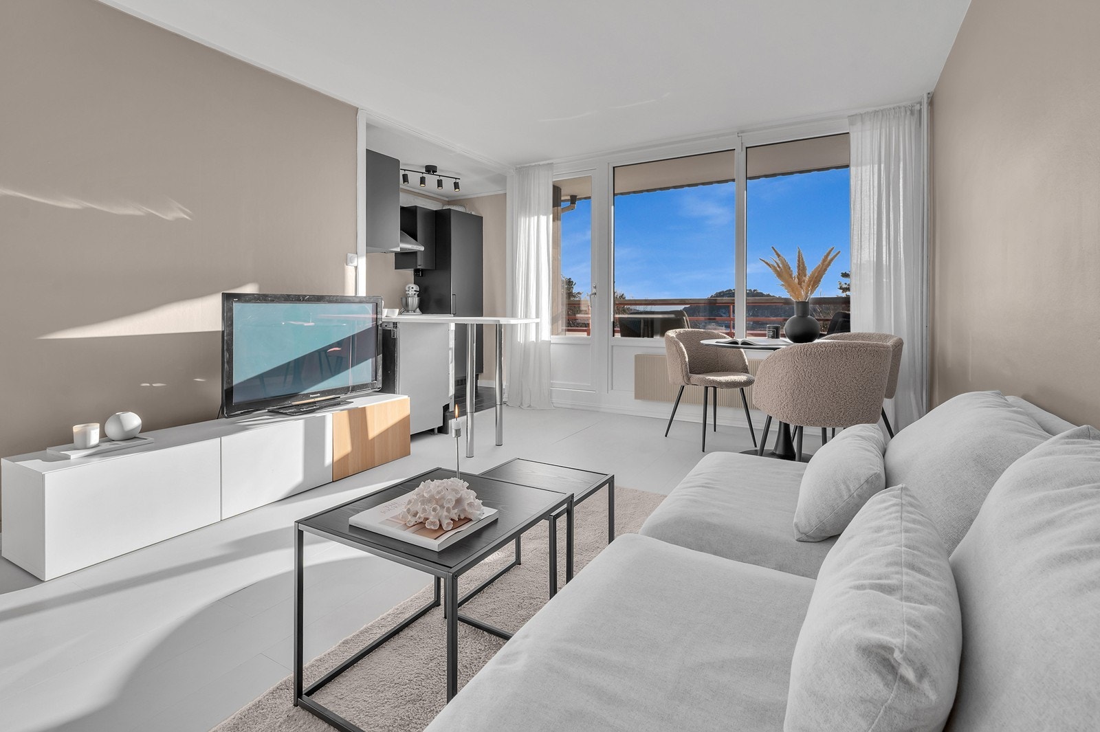 En lys og åpen stue med plass til sofagruppe og spisebord. Den åpne løsningen mot kjøkkenet skaper en sosial og romslig følelse. Galleribilde