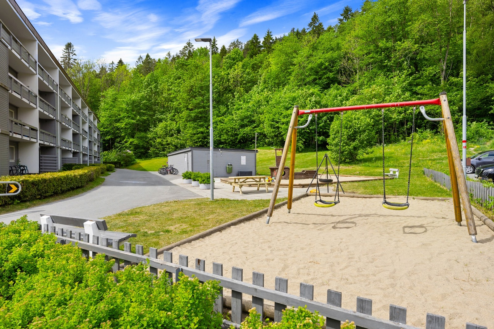 Rundt byggene er det store, pent opparbeidede fellesområder Galleribilde