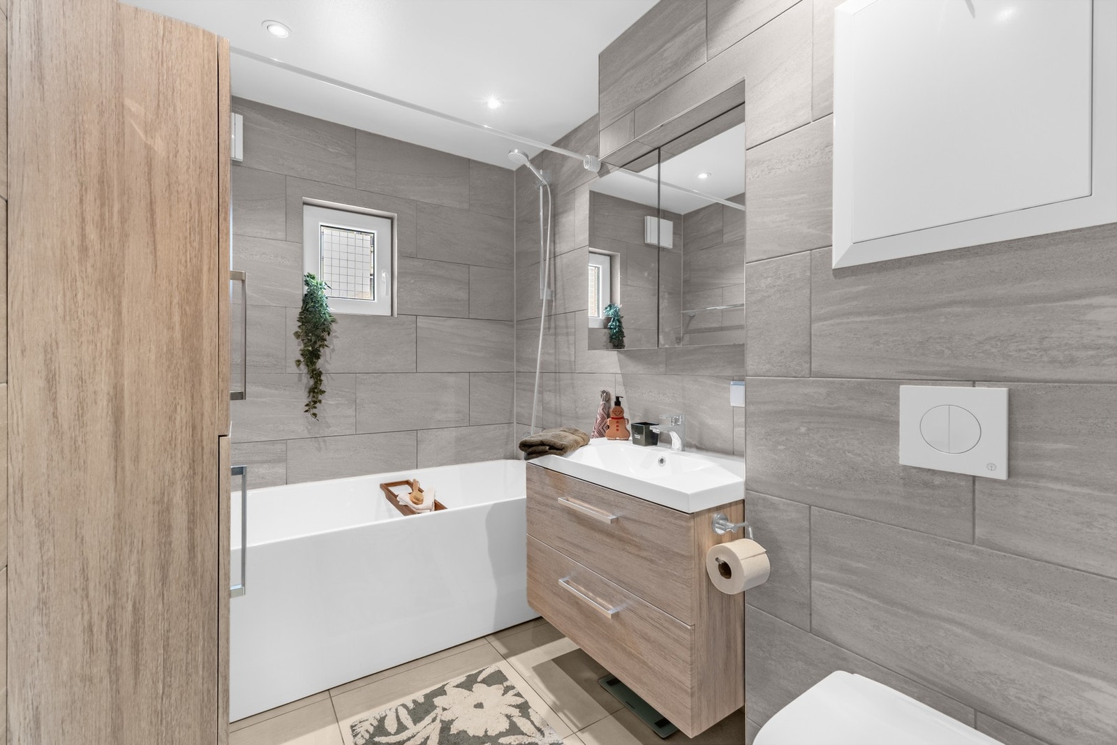 Flott bad renovert i 2017 med nytt membransystem samt oppgraderte VVS- og elektroinstallasjoner. Tidløse fliser, gulvvarme og downlights gir et moderne og behagelig uttrykk. Galleribilde