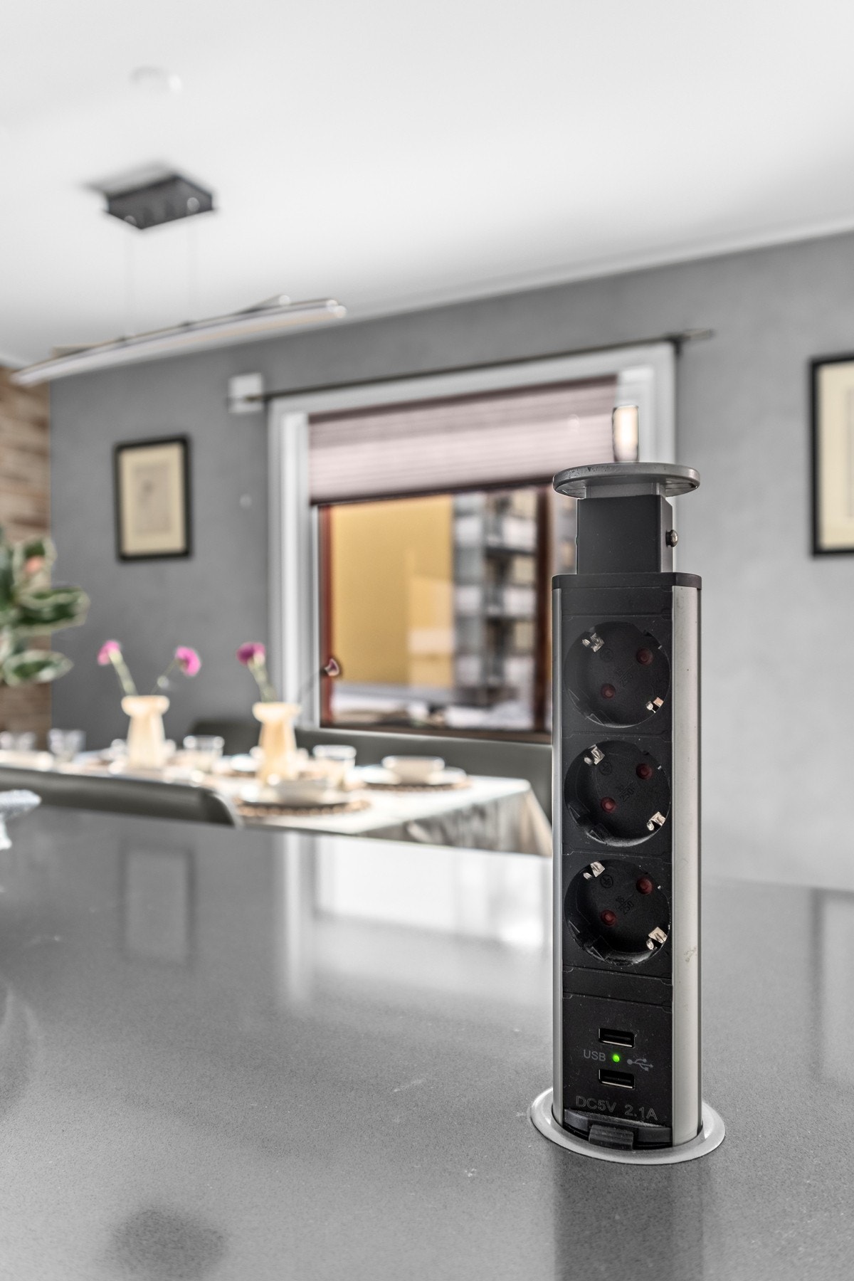 Praktiske detaljer på kjøkkenøyen med integrerte strømuttak og USB-porter for enkel hverdagsbruk. Galleribilde