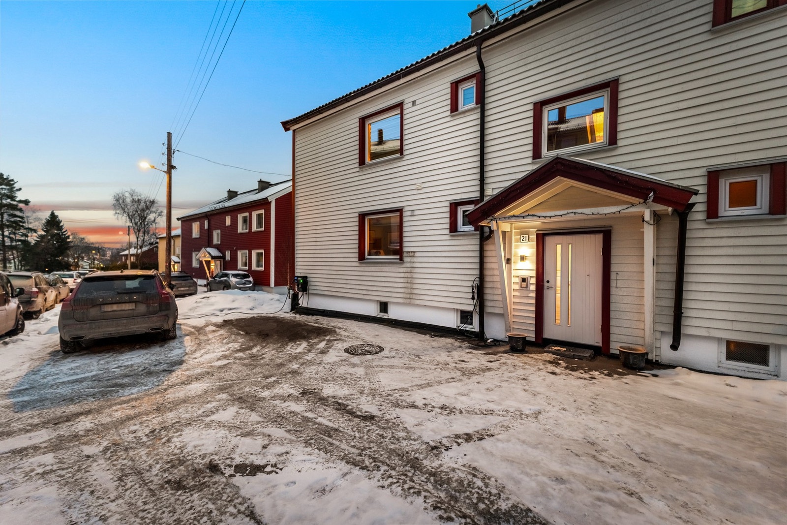 Parkeringsplass rett utenfor inngangspartiet og det er mulighet for kjøp av garasje Galleribilde