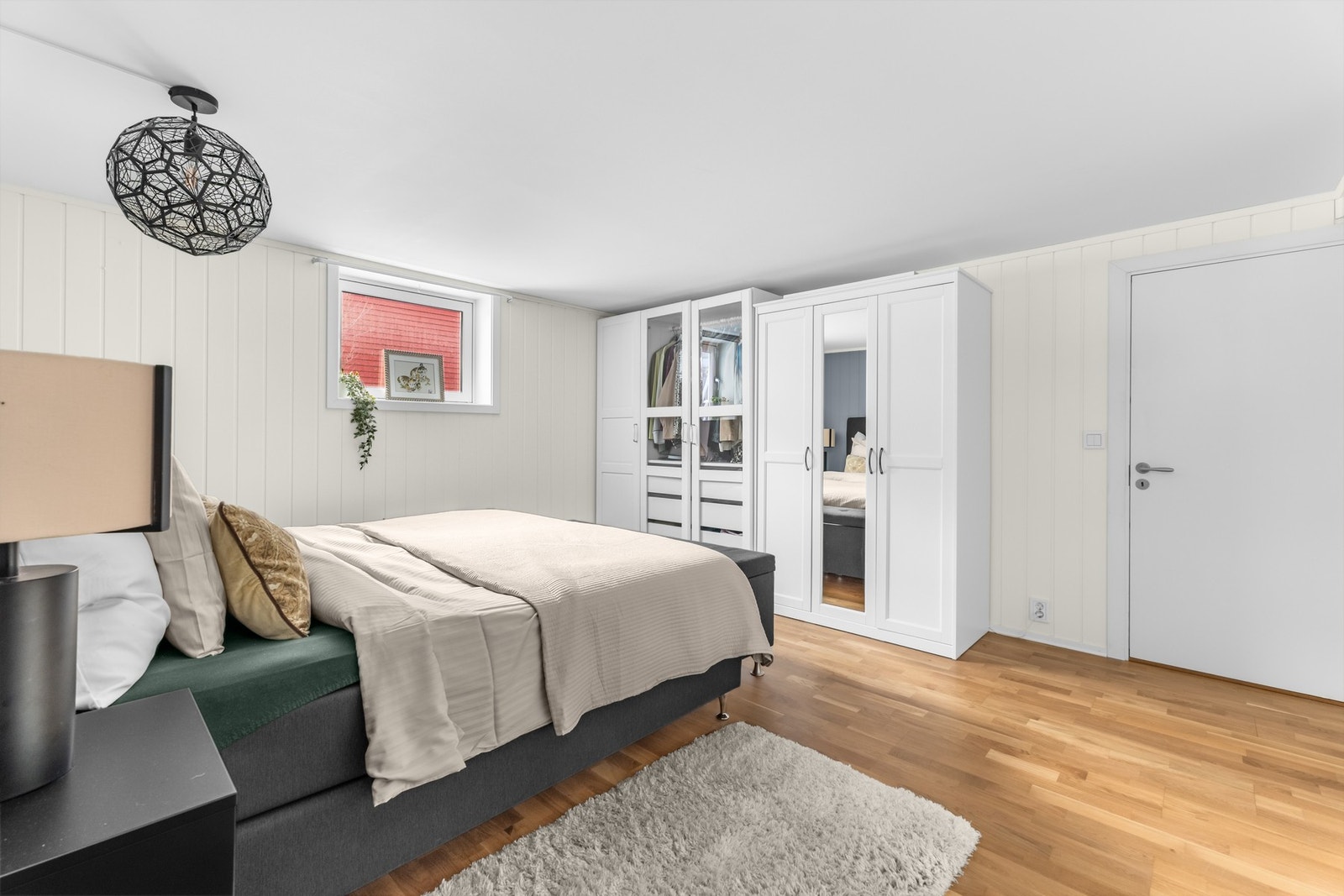 Større soverom med plass til dobbeltseng og garderobeløsning. Galleribilde