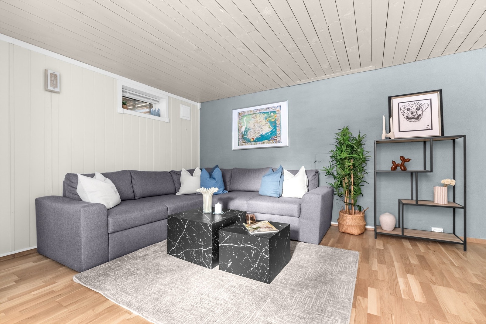 Her kan du lage treningsrom, hjemmekino eller en egen ungdomsstue. Et rom som tåler både filmkvelder og besøk. Galleribilde