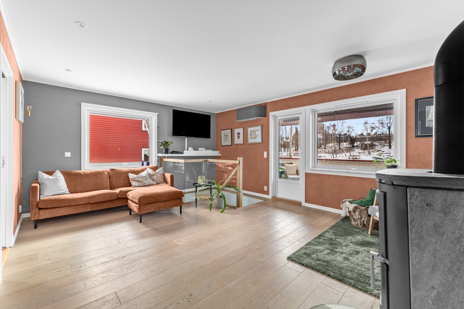 Romslig og oppgradert stue med varmefolie i gulv, downlights og lydisolert tak fra 2020 samt nytt elektrisk opplegg Galleribilde