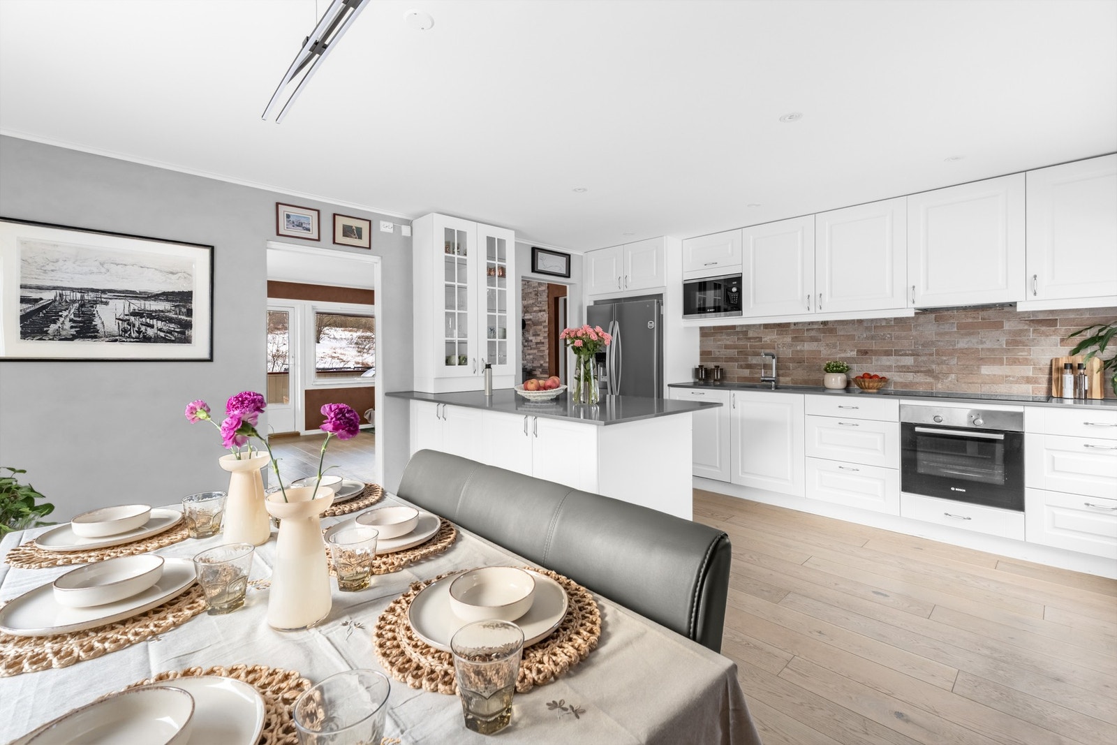 Stort, adskilt Kvik-kjøkken fra 2017 med gjennomførte oppgraderinger, downlights og god arbeidsplass langs hel vegg. Galleribilde