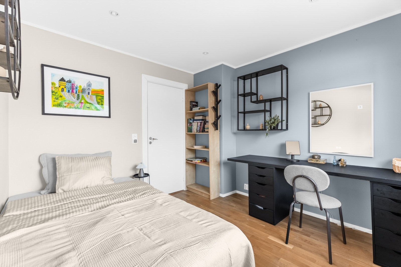 God plass til dobbeltseng, garderobeløsning og hjemmekontorplass. Galleribilde