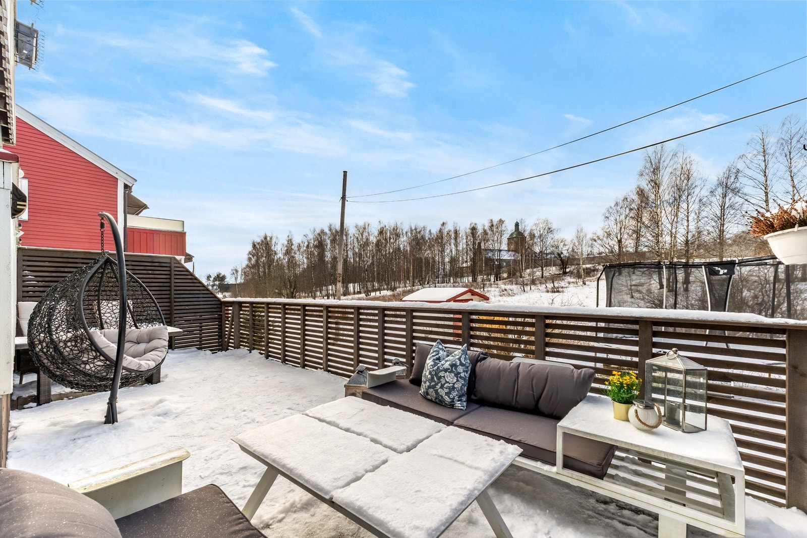 Vestvendt uteplass som gir gode solforhold og en naturlig forlengelse av boligens sosiale soner. Galleribilde