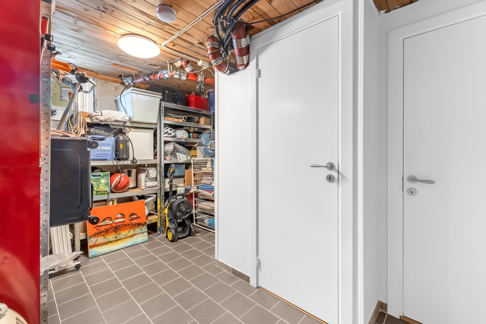 Stor bod og mulighet for dusj er klartgjort ved siden av toalett. Videre utgang til felles vaskerom og egen inngang ut av huset Galleribilde