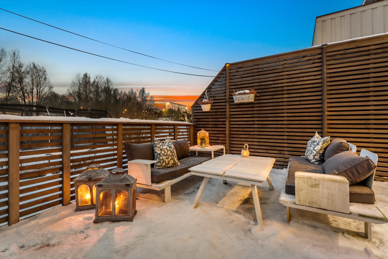 Stor markterrasse på 41 m² med solrik beliggenhet og utgang til stor grønn plen Galleribilde