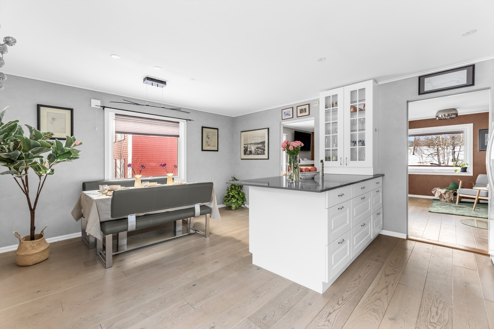 Egen sone for spisegruppe gir et sosialt og praktisk kjøkken hvor du kan lage mat uforstyrret samtidig som du har plass til samvær. Galleribilde