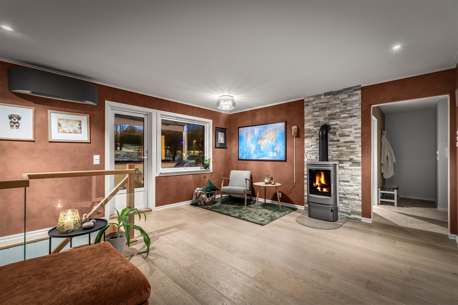 God plass til flere soner med naturlig rom for sofagruppe, medieseksjon og lesekrok. Trapp med glassrekkverk leder elegant ned til kjelleretasjen. Galleribilde