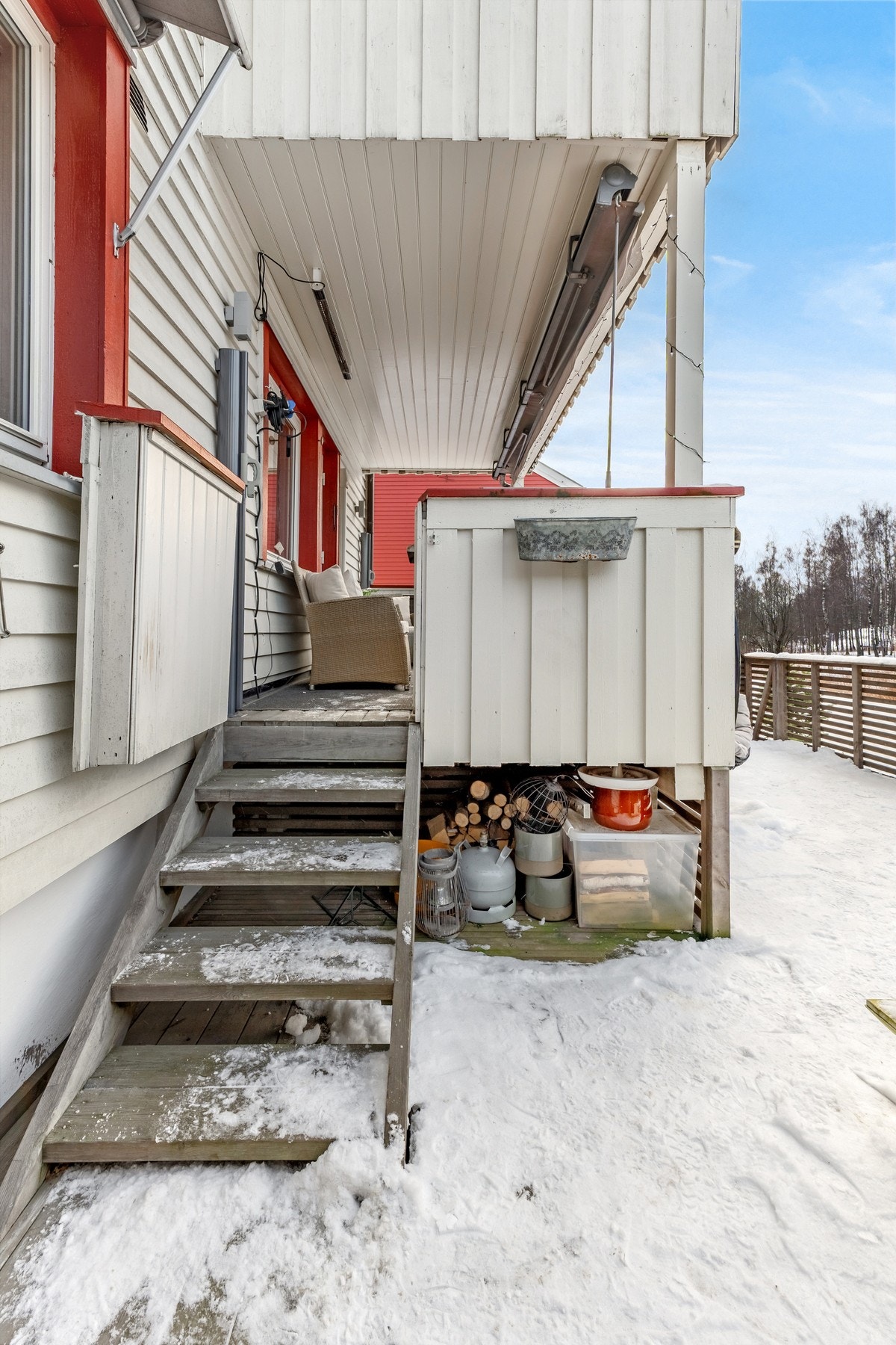 Fra verandaen går du enkelt videre ned til markterrassen som utvider uteplassen ytterligere. Galleribilde