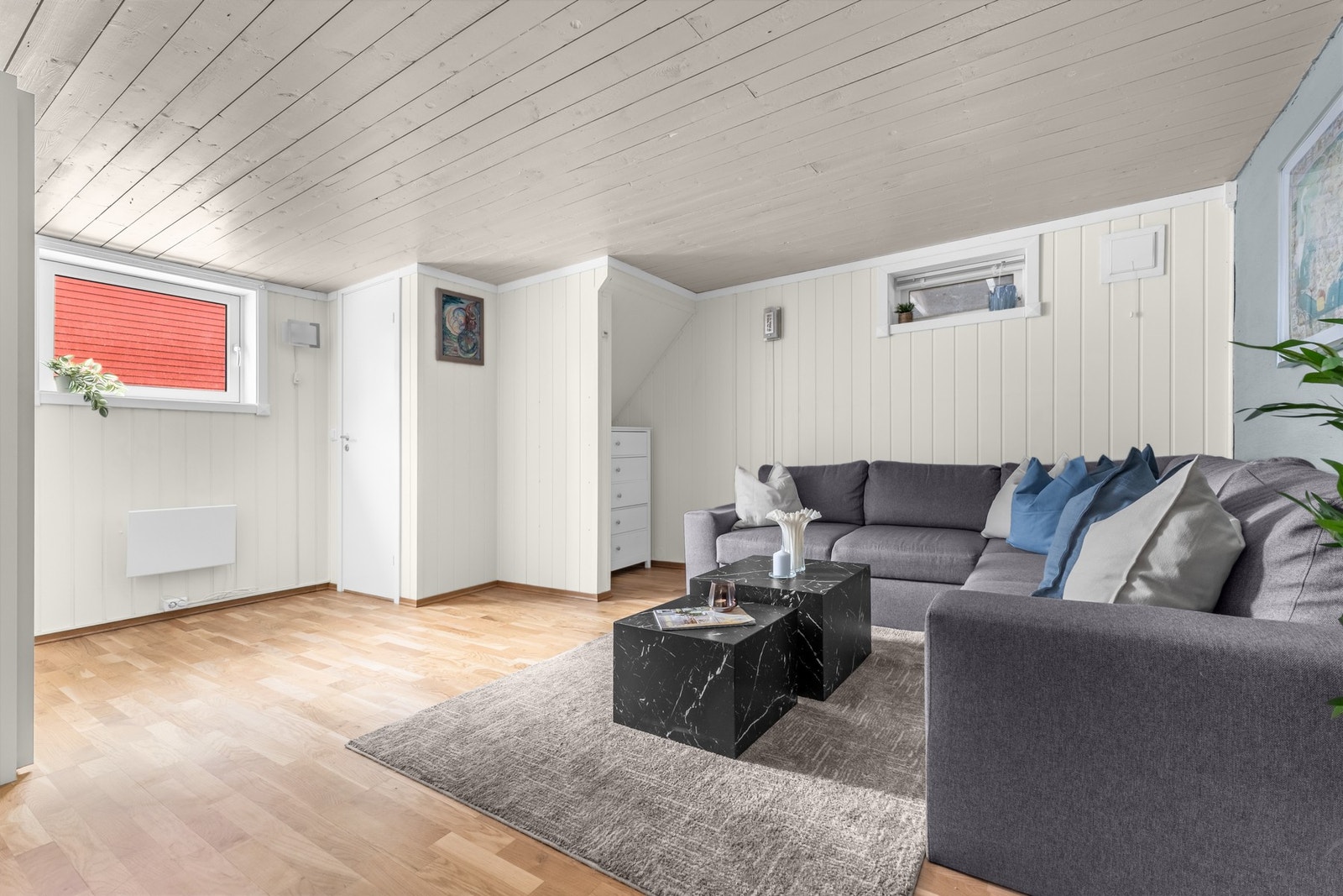 Romslig kjellerstue med gode møbleringsmuligheter, perfekt når du vil ha litt ekstra plass å bre deg på. Galleribilde