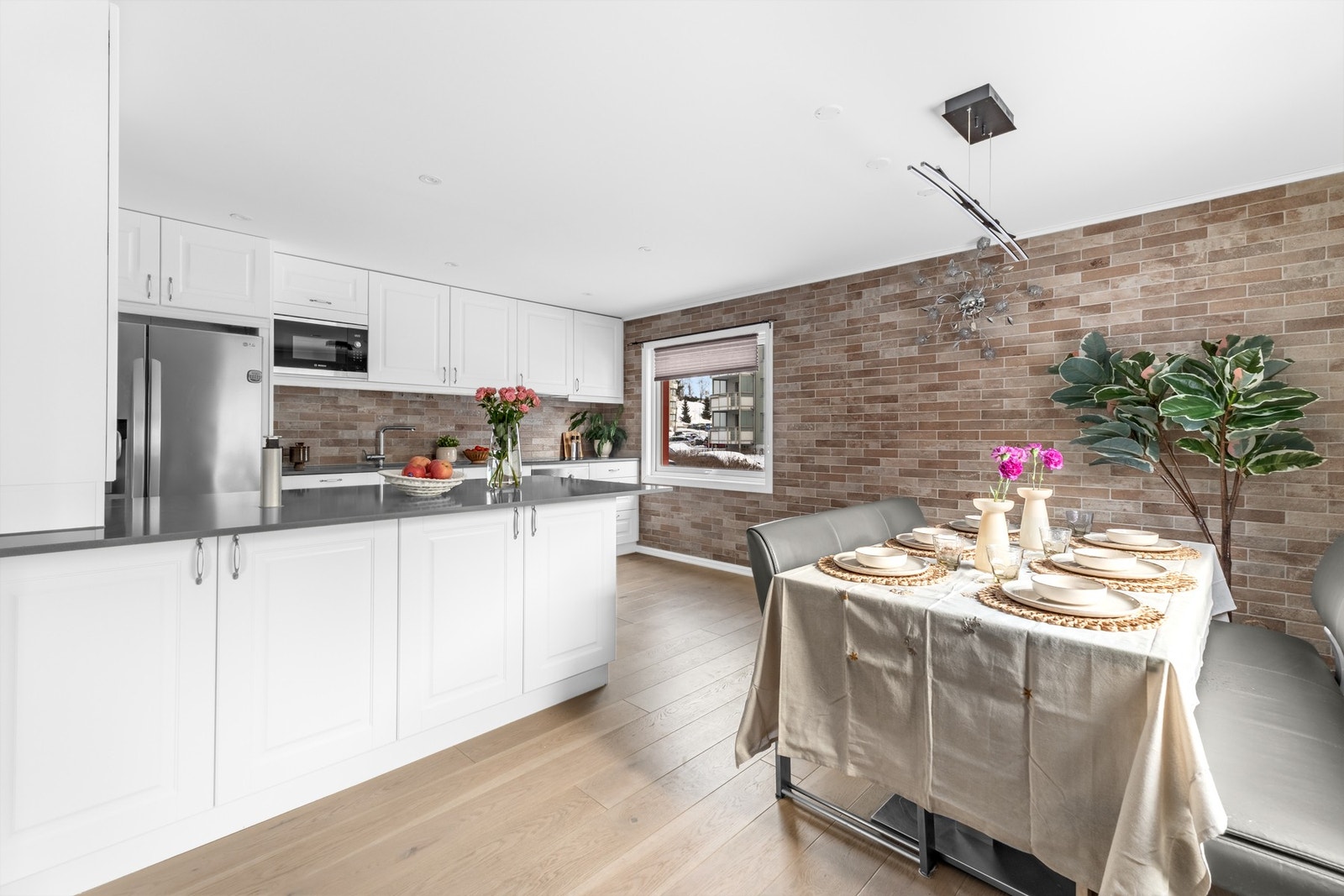 Meget påkostet kjøkken med integrerte hvitevarer, ventilator med avtrekk til yttervegg og waterguard for ekstra trygghet. Galleribilde