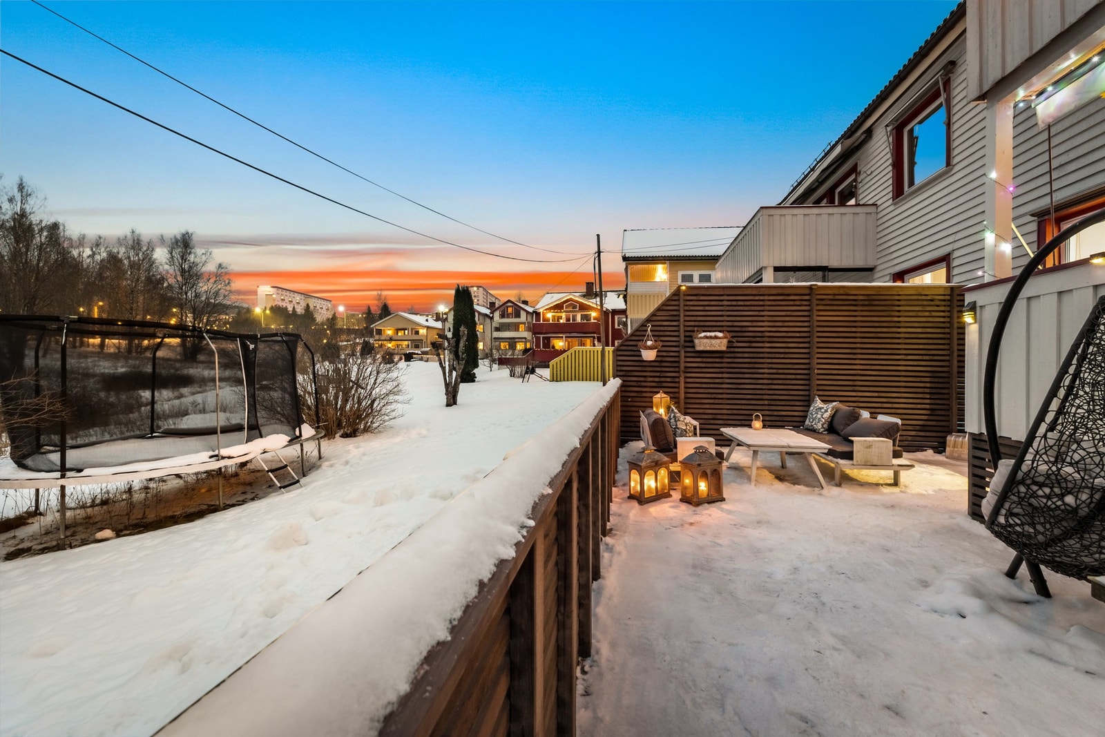 Fra terrassen har du direkte tilgang til grønne fellesarealer som gir en luftig og åpen følelse rundt boligen. Galleribilde