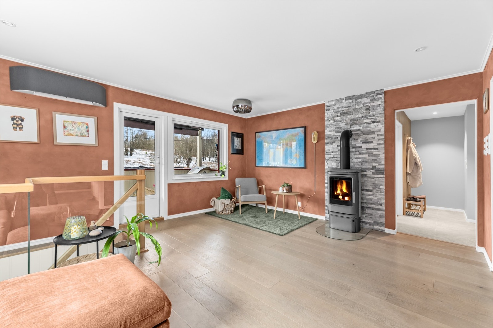 Peisovn og ny luft til luft varmepumpe sørger for behagelig inneklima året rundt Galleribilde