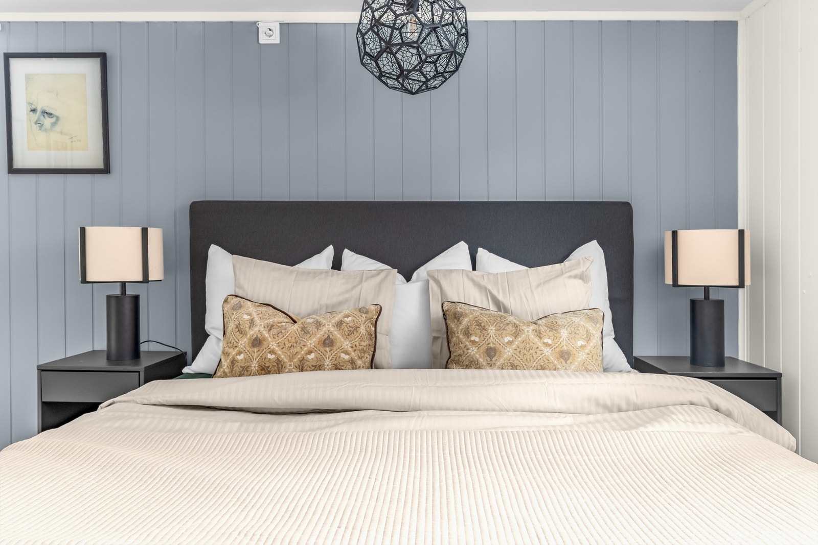 Store vindusflater gir et fint lysinnslipp og en behagelig atmosfære gjennom dagen. Galleribilde