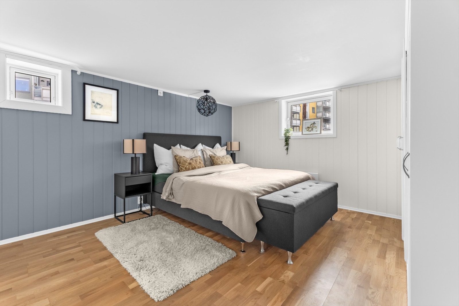 Her er det enkelt å kombinere soveplass med hjemmekontor eller ekstra oppbevaring. Galleribilde